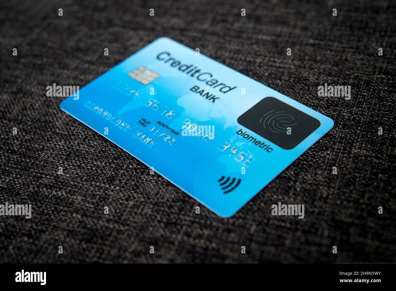 Une carte bancaire avec un lecteur d'empreintes digitales arrive