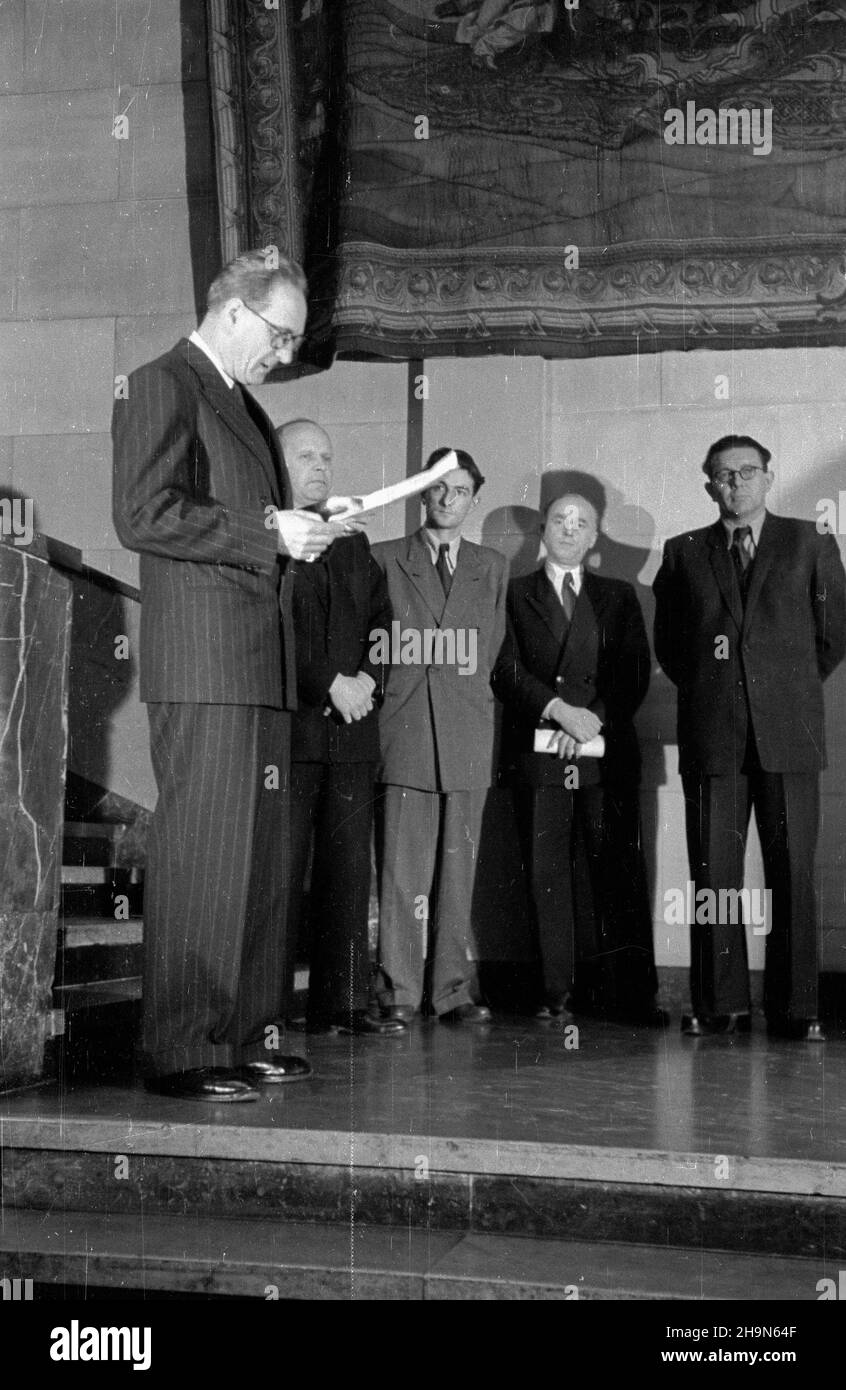 Varsovie, 1948-11.Otwarcie wystawy wspó³czesnego malarstwa francuskiego W Muzeum Narodowym.NZ. m.in. ambasador Francji Jean Baleen (1L), dyrektor muzeum Stanis³aw Lorentz (2L), ministre kultury i sztuki Stefan Dybowski (5L).Dok³adny dzieñ wydarzenia nieustalony. bk PAP Varsovie, novembre 1948.L'ouverture de l'exposition de peinture française contemporaine au Musée national.Photo : Jean Baleen, ambassadeur de France en Pologne (1st à gauche), directeur du musée Stanislaw Lorentz (2nd à gauche), Stefan Dybowski, ministre de la Culture et de l'Art (5th à gauche). bk PAP Banque D'Images