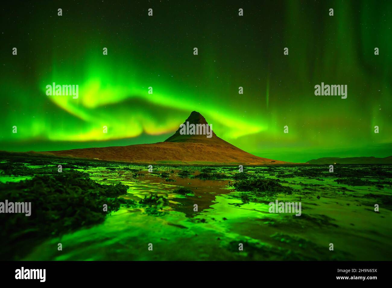 Lumière du nord sur la montagne Kirkjufell en islande Banque D'Images