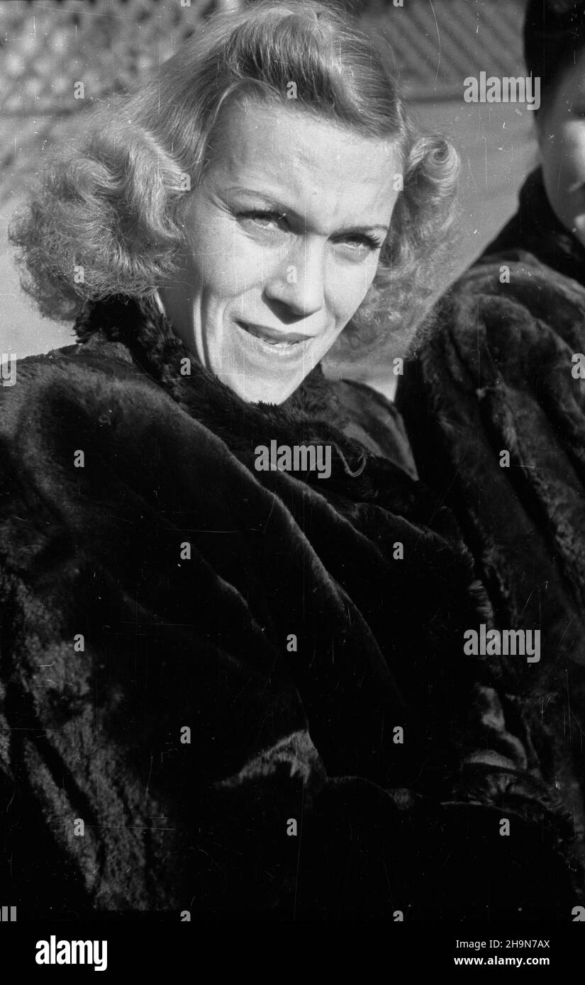 Polska, 1948-11.Wizyta radzieckich artystów Moskiewskiej Filharmonii Wielkiego Teatru.NZ. Solistka Lidia Melnikowa. uu PAP Dok³adny dzieñ wydarzenia nieustalony.Pologne, novembre 1948.Visite d'artistes soviétiques de l'Orchestre Philharmonique de Moscou et du Grand Théâtre.Photo : soliste Lidia Melnikova. uu PAP Banque D'Images