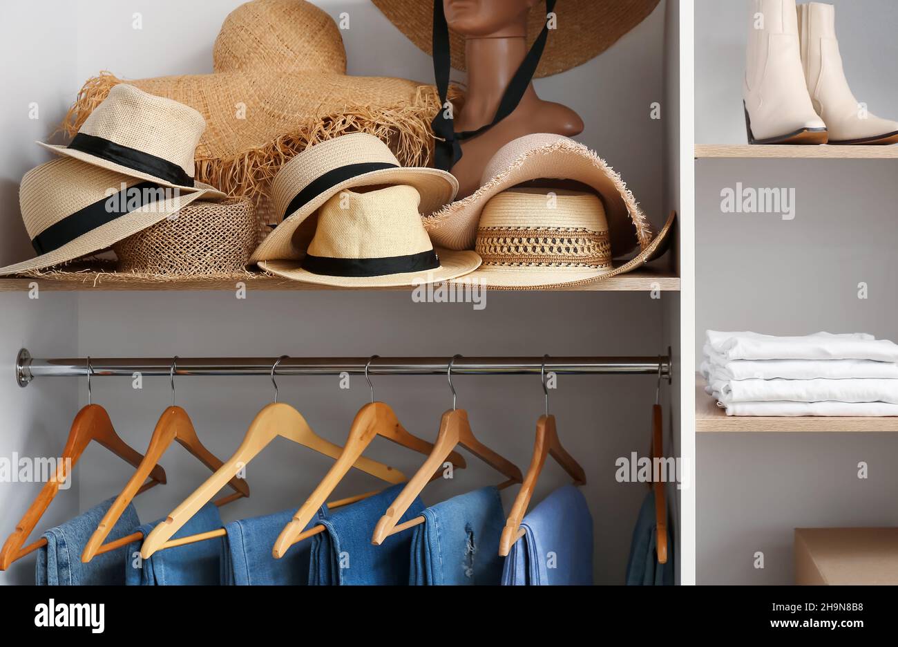 Chapeaux élégants sur une étagère dans une garde-robe Photo Stock - Alamy