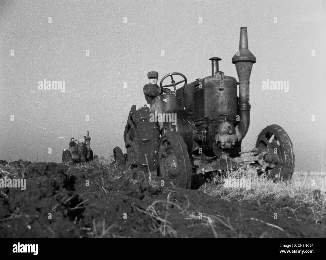 Lisewo, 1948-11.Zobowi¹zania przedkongresowe rolników.NZ. Jesienna orka ci¹gnikiem Ursus. wb PAP Dok³adny dzieñ wydarzenia nieustalony.Lisewo, novembre 1948.Engagements préalables au congrès des agriculteurs.Photo : labour d'automne avec un tracteur Ursus. wb PAP Banque D'Images