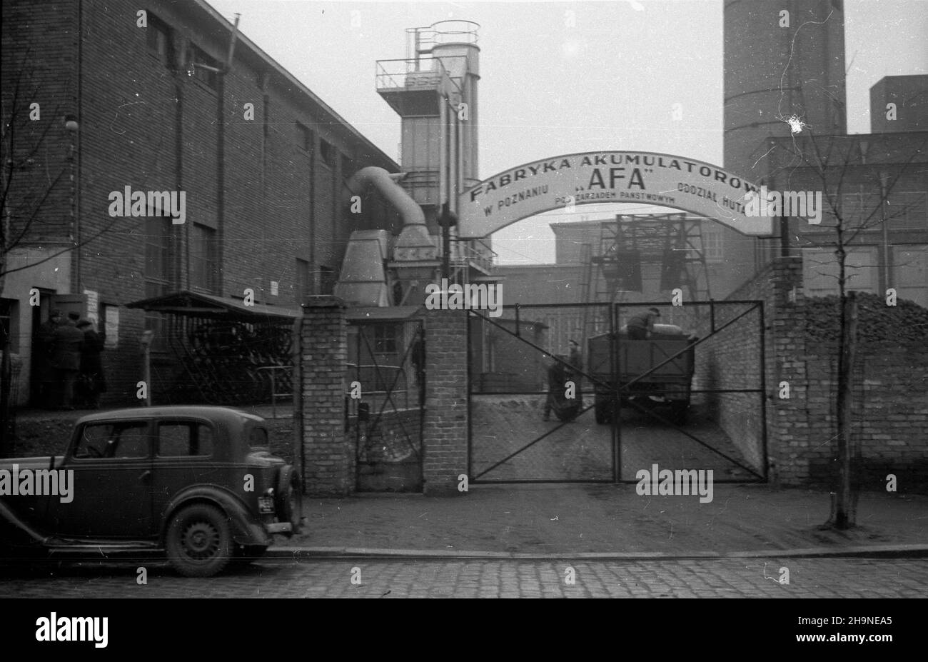 Poznañ, 1948-11.Fabryka Akumulatorów AFA pod zarz¹dem Pañstwowym (dawne zak³ady zbrojeniowe AFA-Werke III Rzeszy).wejœcie g³ówne na teren Oddzia³u Huta. uu PAP Dok³adny dzieñ wydarzenia nieustalony.Poznan, novembre 1948.L'usine d'accumulateurs gérée par l'État AFA (ancienne usine d'armement de Reich de 3rd AFA-Werke).Photo : l'entrée principale de la section des aciéries. uu PAP Banque D'Images