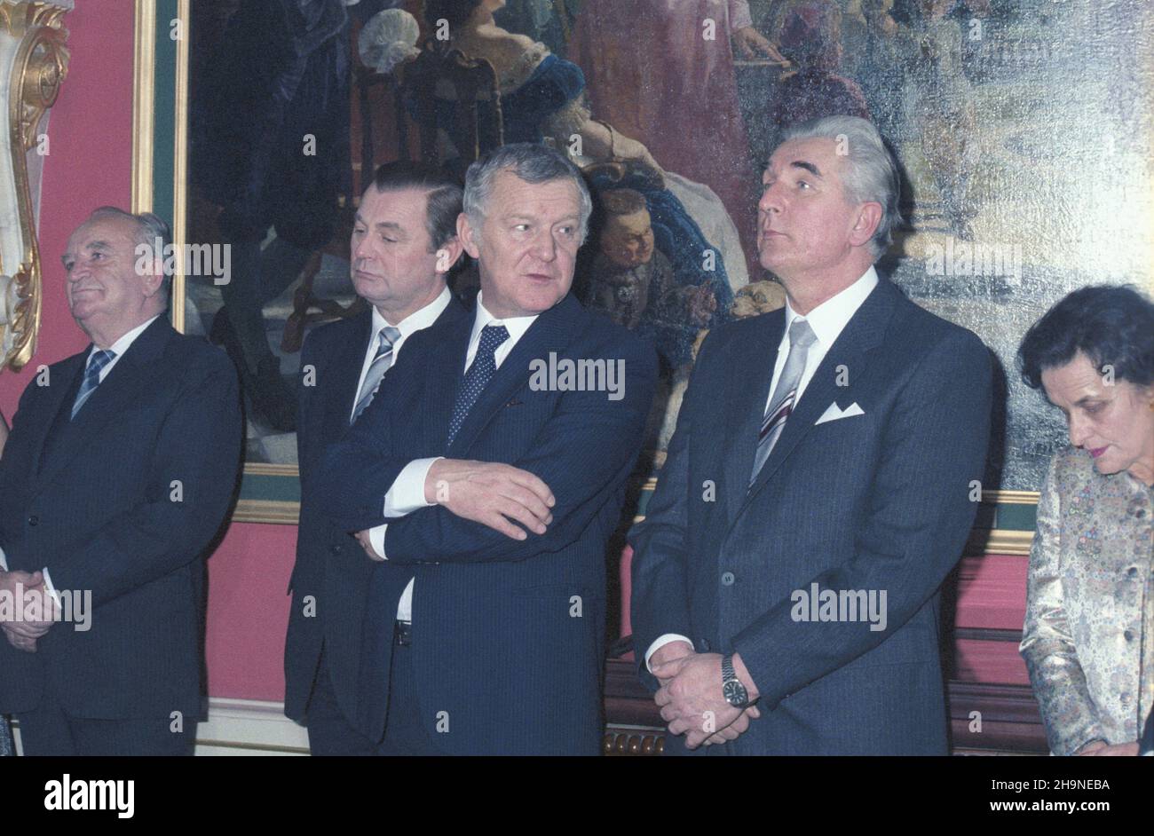 Varsovie 01,1984.Noworoczne spotkanie korpusu dyplomatycznego z przewodnicz¹cym Rady Pañstwa Henrykiem Jab³oñskim.OD lewej: marsza³ek Sejmu PRL Stanis³aw Gucwa, wicepremier ds. Ekonomicznych Zbigniew Messner, wicepremier Mieczys³aw Rakowski, cz³onek Biura Politycznego i sekretarz KC PZPR Józef Czyrek, ¿Henryka Jab³oñskiego Jadystwiegyznego Wiznego Dok³adny Rogiega darzniega.Varsovie janvier 1984.Une réunion du nouveau-an du cadavre diplomatique avec le président du Conseil d'Etat de la République populaire de Pologne (PRL) Henryk Jablonski.Sur la photo Banque D'Images