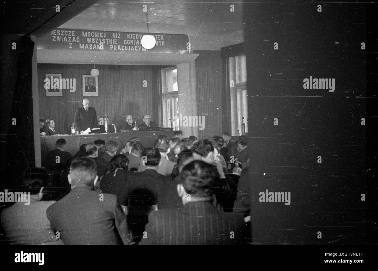 Varsovie, 1948-11-03.Wspólne posiedzenie Komitetów Centralnych Polskiej Partii Robotniczej i Polskiej Partii Socjalistycznej, na którym postanowiono zwo³aæ Kongres Zjednoczeniowy obu partii na dziej 8 grudnia 1948 klorowu cz³onków kalomna kalomiszaku kalkalkalkalomu przeprowadzon¹.NZ. w prezydium obrad od lewej: ministre ¿eglugi Adam Rapacki, wicemarsza³ek Sejmu Ustawodawczego Roman Zambrowski, premier ministre Józef Cyrankiewicz, prezydent Boles³aw Bierut, ministre sprawiedliwoœci Henryk Œwi¹tkowski oraz pose³ na Sejm Ustawodawczy JakmanVarsovie, novembre 3 Banque D'Images