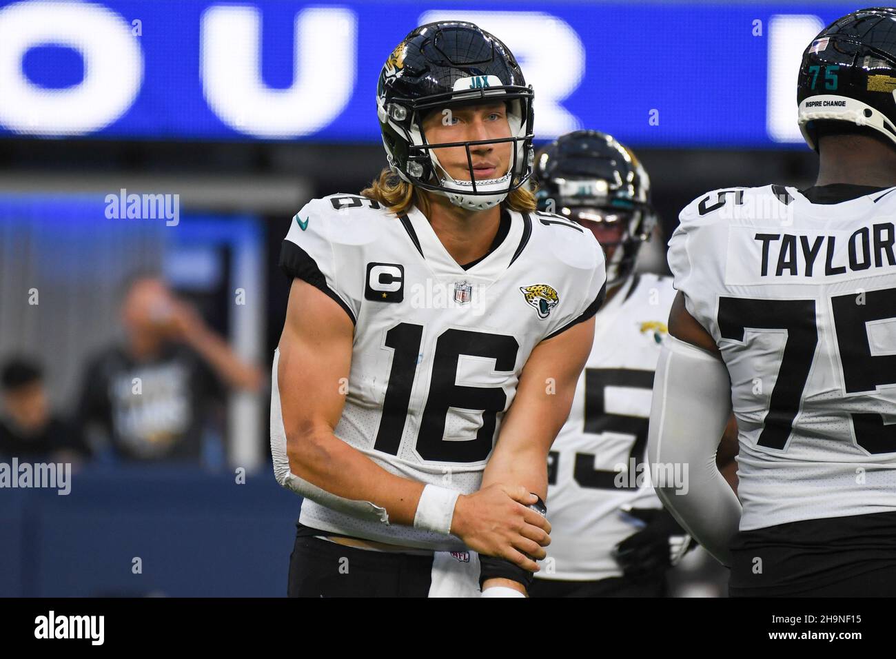 Jacksonville Jaguars Quarterback Trevor Lawrence (16) lors d'un match NFL contre les Los Angeles Rams, dimanche 5 décembre 2021, à Inglewood,Calif. Le Banque D'Images