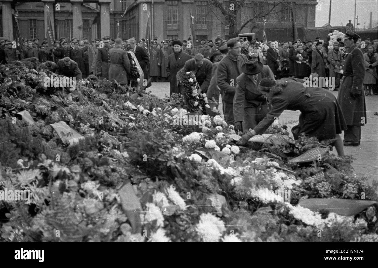 Varsovie, 1948-11-06.Obchody XXXI rocznicy rewolucji paŸdziernikowej.Uroczystoœæ z³o¿enia wieñców przez w³adze polskie i organizacje spo³eczne pod Pomnikiem Braterstwa Broni u zbiegu ulic Zygmuntowskiej i Targowej na Pradze.NZ. Wieñce sk³adaj¹ przedstawiciele organizacji spo³ecznych i kombatanci. uu PAPVarsovie, le 6 novembre 1948.Cérémonies marquant le 31st anniversaire de la Révolution d'octobre.Une cérémonie de pose de couronne par les autorités polonaises et les organisations sociales au Monument de la Fraternité des armes à la jonction des rues Zygmuntowska et Targowa dans le quartier de Praga.Photo : Banque D'Images