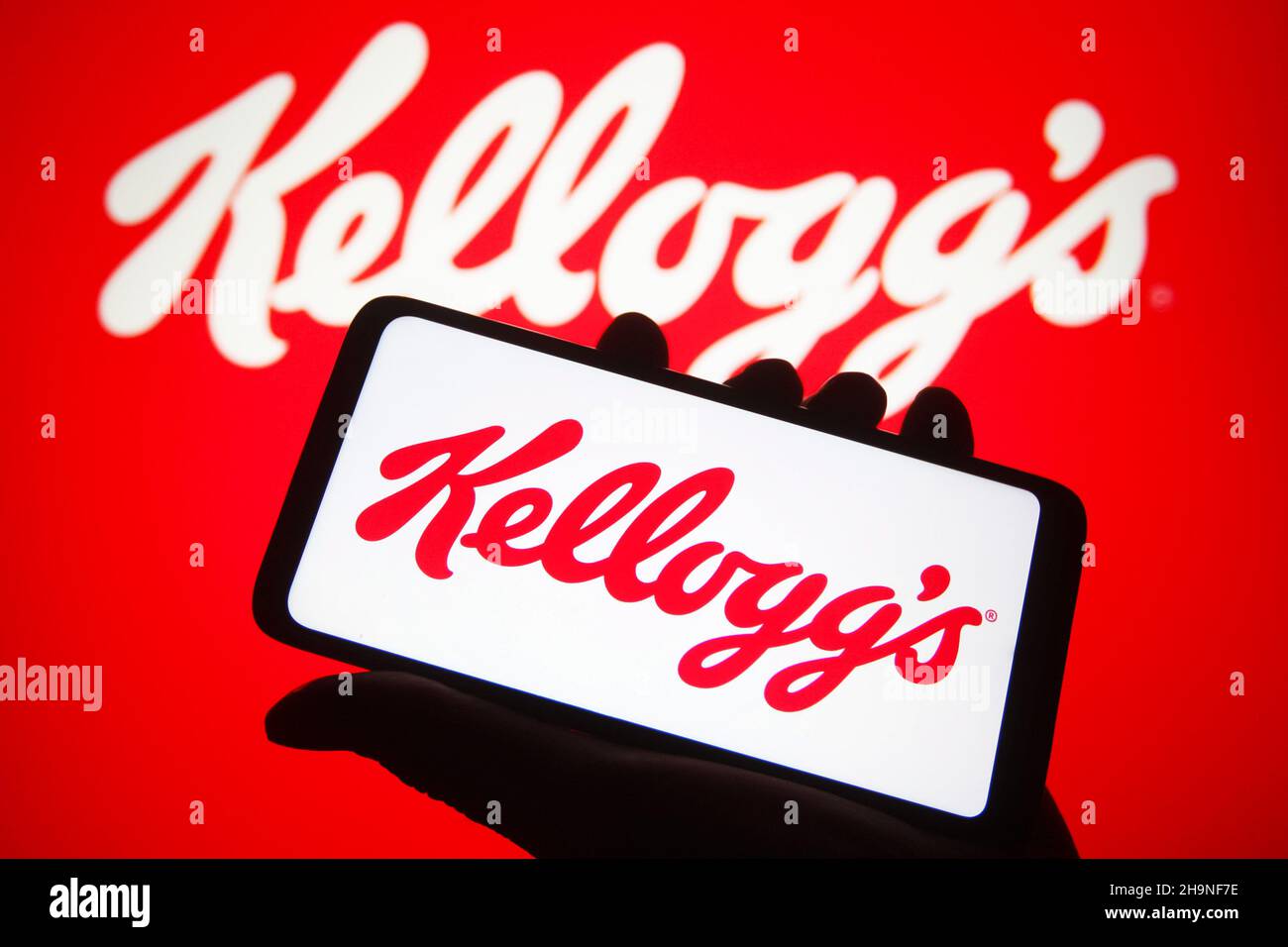 Ukraine.07th décembre 2021.Dans cette illustration, un logo Kellogg Company (faisant affaire sous le nom de Kellogg's) est visible sur un smartphone et un écran d'ordinateur.(Photo de Pavlo Gonchar/SOPA Images/Sipa USA) crédit: SIPA USA/Alay Live News Banque D'Images