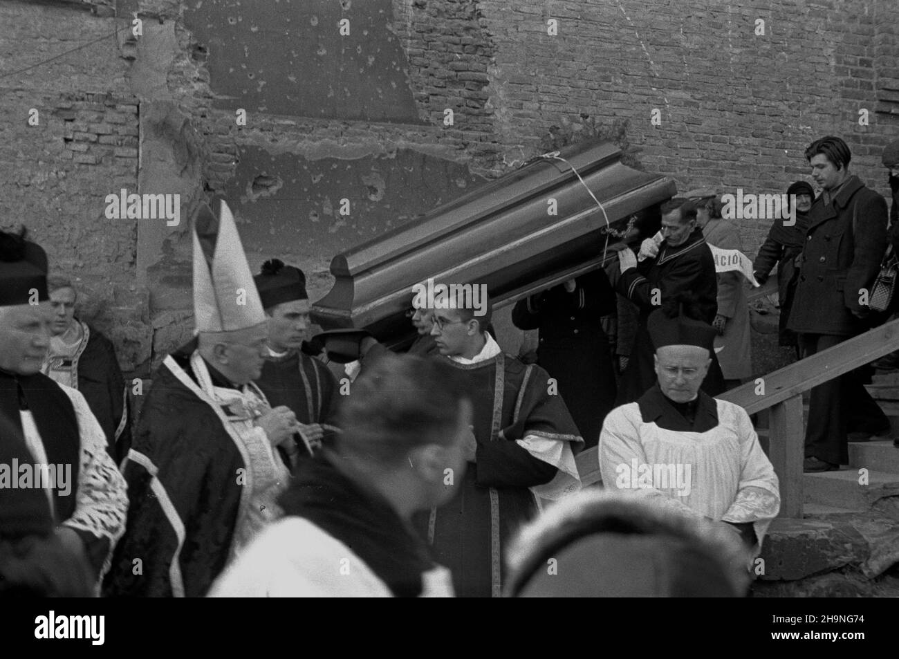 Varsovie, 1948-11-11.Przeniesienie zw³ok powieœciopisarki Marii Rodziewiczówny, zmar³ej W ¯elaznej pod Skierniewicami nied³ugo po Powstaniu Warszawskim, do Alei Zas³u¿onych na cmentarzu Pow¹zkowskim.NZ. Wyprowadzenie zw³ok z koœcio³a œw.Krzy¿un przy Krakowskim Przedmieœciu.Kondukt prowadzi sekretarz generalny Konferencji Episkopatu Polski biskup Zygmunt Choromañski (3L). uu PAP Varsovie, 11 novembre 1948.Transfert des restes de l'écrivain Maria Rodziewiczowa, qui mourut à Zelazna près de Skierniewice peu après le soulèvement de Varsovie, à l'avenue des méritoires dans le cimetière Powazki de Varsovie.Pi Banque D'Images