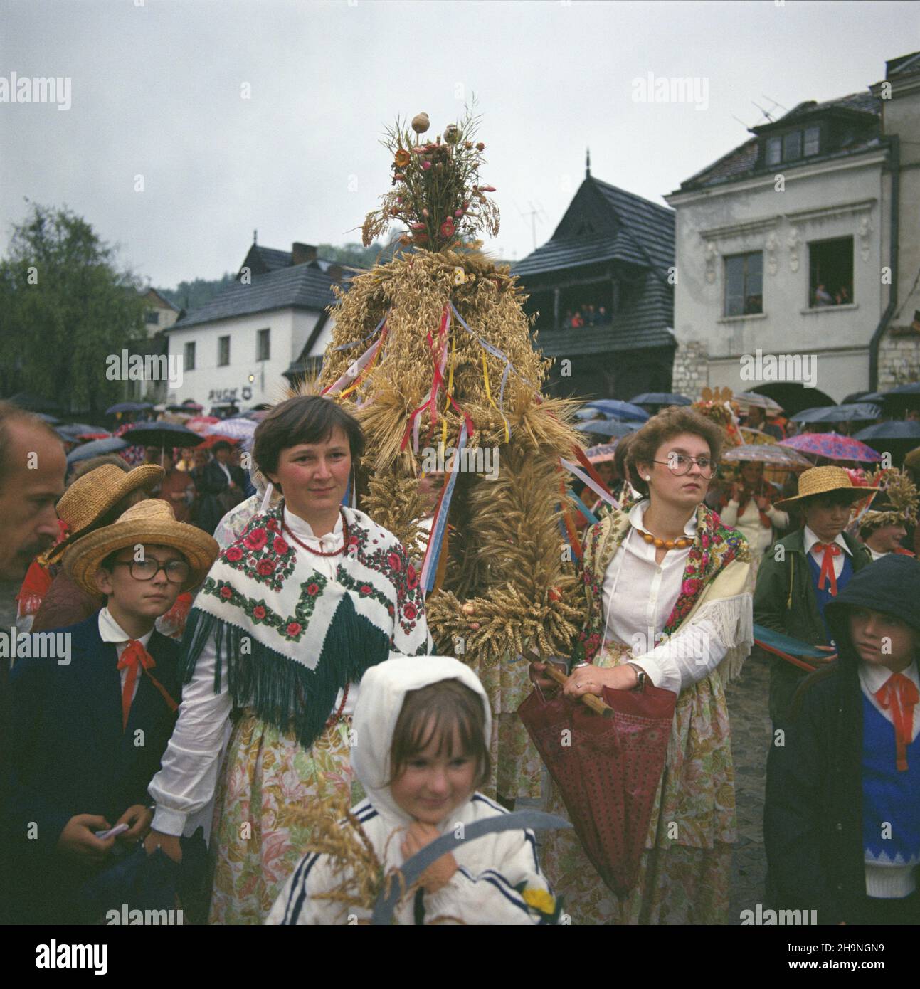 Kazimierz Dolny 09,1983.Do¿ynki, Œwiêto Plonów - ludowe œwiêto, obchodzone po zakoñczeniu ¿niw i zbioru plonów.Tradycyjnym do¿ynkowym obrzêdom towarzysz¹ wystawy rolnicze, festyny i wystêpy ludowych zespo³ów artystycznych. wb PAP/Jan Morek Dok³adny dzieñ wydarzenia nieustalony.Kazimierz Dolny, septembre 1983.Fête de la récolte célébrée après la récolte de toutes les cultures.Les cérémonies traditionnelles sont accompagnées d'expositions agricoles, de foires, de spectacles de groupes folkloriques. wb PAP/Jan Morek jour de l'événement inconnu Banque D'Images