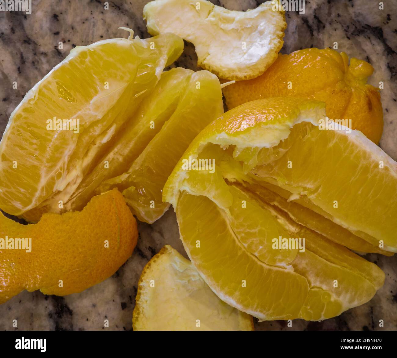 Orange et peaux sur un comptoir en granit Banque D'Images