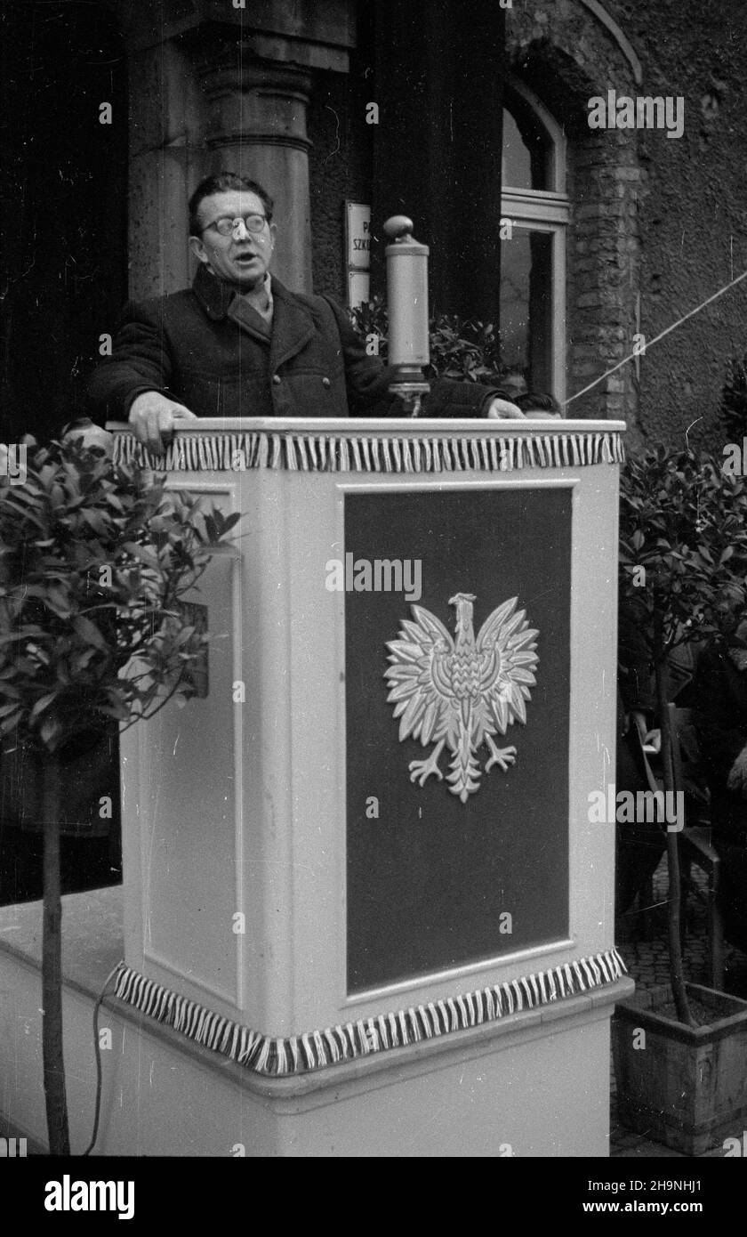 Poznañ, 1948-11-29.Pogrzeb profesora Raoula Koczalskiego kompozytora i pianisty, propagatora muzyki Fryderyka Chopina.Rz¹d RP podczas uroczystoœci pogrzebowych reprezentowa³ ministre kultury i sztuki Stefan Dybowski, który W imieniu prezydenta Boles³awa Bieruta odznaczy³ poœmiertnie kompozytora Krzy¿em Komandorskim Polski Odrodzonej.Pogrzeb odby³ siê na koszt pañstwa.NZ. Przemawia Ministre Dybowski. uu PAPPoznan, 29 novembre 1948.Les funérailles du professeur Raoul Koczalski, compositeur et pianiste, promoteur de la musique de Frédéric Chopin.Pendant les cérémonies funéraires, le gouvernement polonais était Banque D'Images