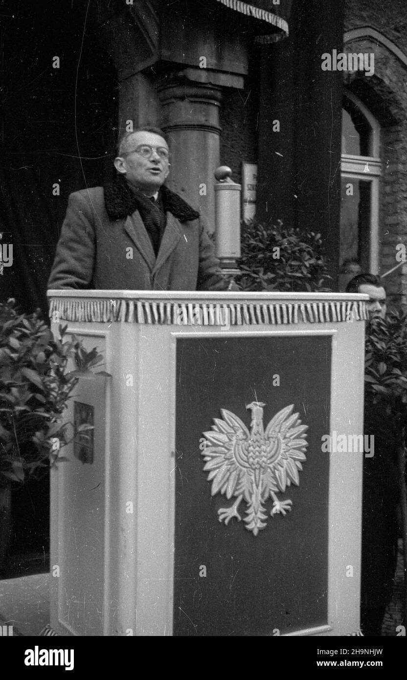 Poznañ, 1948-11-29.Pogrzeb profesora Raoula Koczalskiego kompozytora i pianisty, propagatora muzyki Fryderyka Chopina.Rz¹d RP podczas uroczystoœci pogrzebowych reprezentowa³ ministre kultury i sztuki Stefan Dybowski, który W imieniu prezydenta Boles³awa Bieruta odznaczy³ poœmiertnie kompozytora Krzy¿em Komandorskim Polski Odrodzonej.Pogrzeb odby³ siê na koszt pañstwa. uu PAPPoznan, 29 novembre 1948.Les funérailles du professeur Raoul Koczalski, compositeur et pianiste, promoteur de la musique de Frédéric Chopin.Au cours des cérémonies funéraires, le gouvernement polonais était représenté par Culture et Art mi Banque D'Images