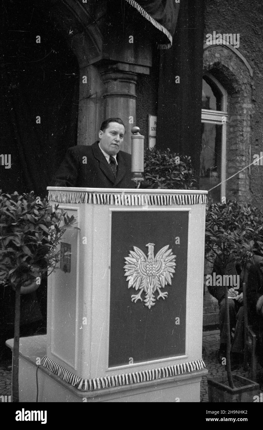 Poznañ, 1948-11-29.Pogrzeb profesora Raoula Koczalskiego kompozytora i pianisty, propagatora muzyki Fryderyka Chopina.Rz¹d RP podczas uroczystoœci pogrzebowych reprezentowa³ ministre kultury i sztuki Stefan Dybowski, który W imieniu prezydenta Boles³awa Bieruta odznaczy³ poœmiertnie kompozytora Krzy¿em Komandorskim Polski Odrodzonej.Pogrzeb odby³ siê na koszt pañstwa. uu PAPPoznan, 29 novembre 1948.Les funérailles du professeur Raoul Koczalski, compositeur et pianiste, promoteur de la musique de Frédéric Chopin.Au cours des cérémonies funéraires, le gouvernement polonais était représenté par Culture et Art mi Banque D'Images