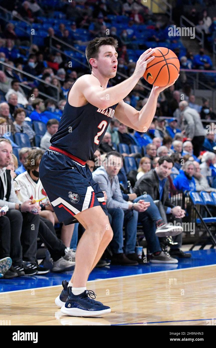 07 décembre 2021: Belmont Bruins garde Grayson Murphy (2) fait la queue d'un tir en trois points dans un jeu où les Bruins Belmont ont visité le St. Louis Billikens.Tenue à l'aréna Chaifetz à Saint-Louis, Mo Richard Ulreich/CSM Banque D'Images