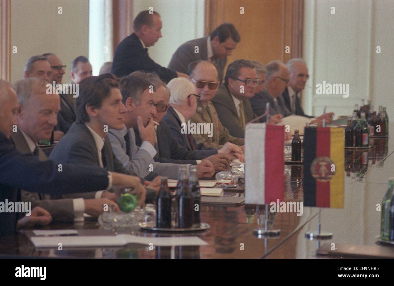 Varsovie 08,1983.Wizyta delegacji partyjno-rz¹dowej Niemieckiej Republiki Demokratycznej (16-18.08.1983) pod przewodnictwem i sekretarza Niemieckiej Socjalistycznej Partii Jednoœci SED i przewodnicz¹cego Rady Pañstwa NRD Ericha Honeckera.Rozmowy W siedzibie Komitetu Centralnego Polskiej Zjednoczonej Partii Robotniczej.NZ. m.in. Sekretarz KC PZPR Waldemar Œwirgoñ (3L), wicepremier Janusz Obodowski (4L), wicepremier Edward Kowalczyk (5L), I sekretarz KC PZPR gen.Wojciech Jaruzelski (7L), wicepremier Roman Malinowski (8L). wb PAP/Maciej Musia³ Dok³adny dzieñ wydarzenia nieustalony. Banque D'Images
