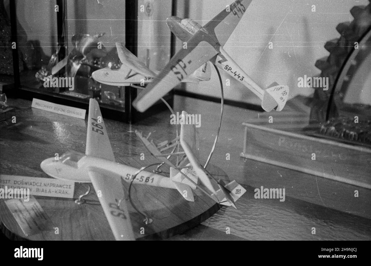 Varsovie, 1948-12.Wystawa darów od klasy robotniczej na Kongres Zjednoczeniowy Polskiej Zjednoczonej Partii Robotniczej, prezentowana W dniach 21-30 grudnia W trzech salach gmachu Politechniki awskiej, a nastêppipniego Muzeniodniodnias.NZ. Modele szybowców wykonane przez Warszaty Doœwiadczalno-Naprawcze Bia³a-Kraków. mw PAP Dok³adny dzieñ wydarzenia nieustalony.Varsovie, décembre 1948.L'exposition de dons de travailleurs au Congrès de l'unification du Parti ouvrier polonais, présentée dans trois salles de l'Université de technologie de Varsovie du 21 au 30 décembre, et plus tard a déménagé Banque D'Images