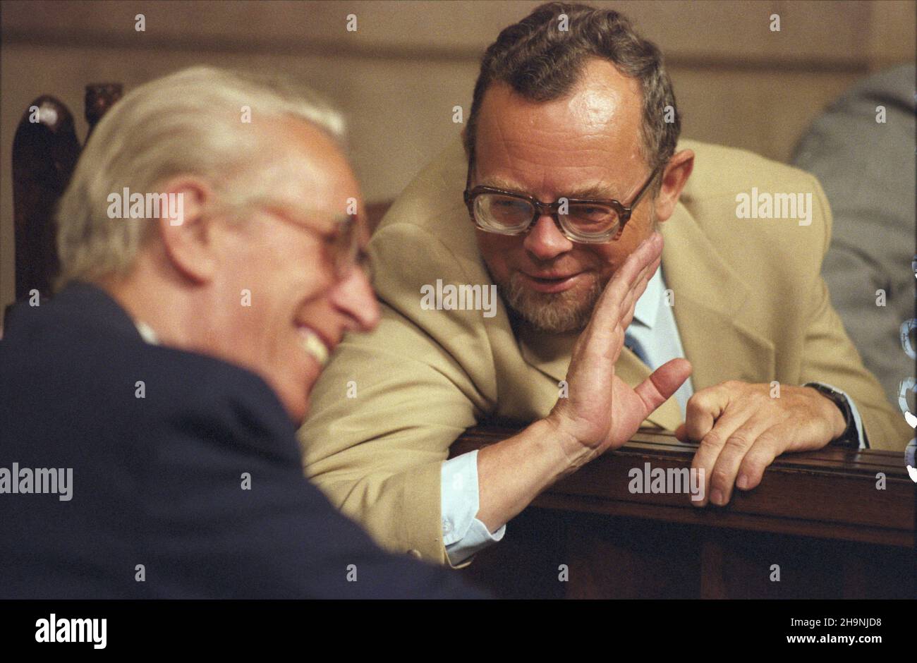 Varsovie 21.07.1983.Posedzenie Sejmu Polskiej Rzeczpospolitej Ludowej.NZ. ministre-kierowik Urzêdu Gospodarki Morskiej Jerzy Korzonek (P) i pose³ Edmund Mêclewski (L). wb PAP/Wojciech KryñskiVarsovie, le 21 juillet 1983.Une session du Sejm (maison basse) de la République populaire de Pologne.Photo : ministre-chef du Bureau de l'économie maritime Jerzy Korzonek (R) et député Edmund Meclewski (L). wb PAP/Wojciech Krynski Banque D'Images