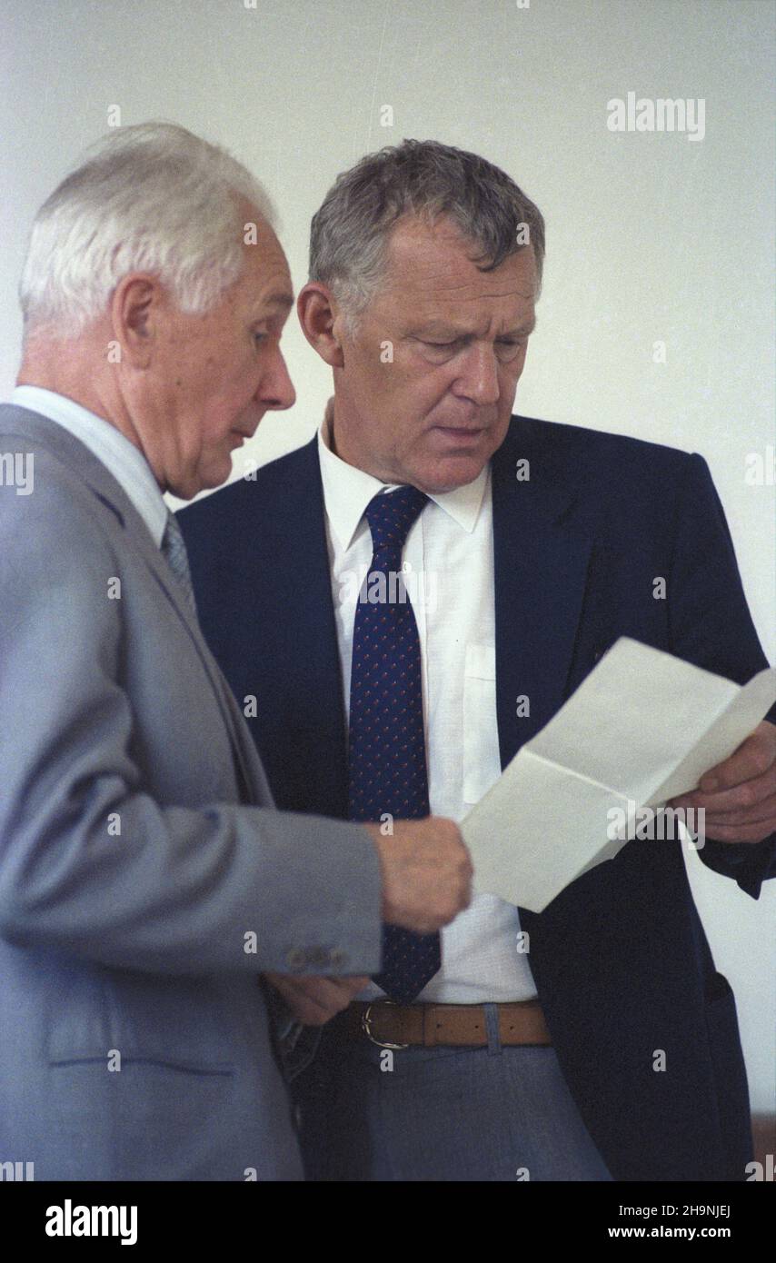 Varsovie 21.07.1983.Posedzenie Sejmu Polskiej Rzeczpospolitej Ludowej.NZ. m.in. Wiceprezes Rady Ministrów Mieczys³aw Rakowski (P). wb PAP/Wojciech KryñskiVarsovie, le 21 juillet 1983.Une session du Sejm (maison basse) de la République populaire de Pologne.Photo: vice-président du Conseil des ministres Mieczyslaw Rakowski (R). wb PAP/Wojciech Krynski Banque D'Images