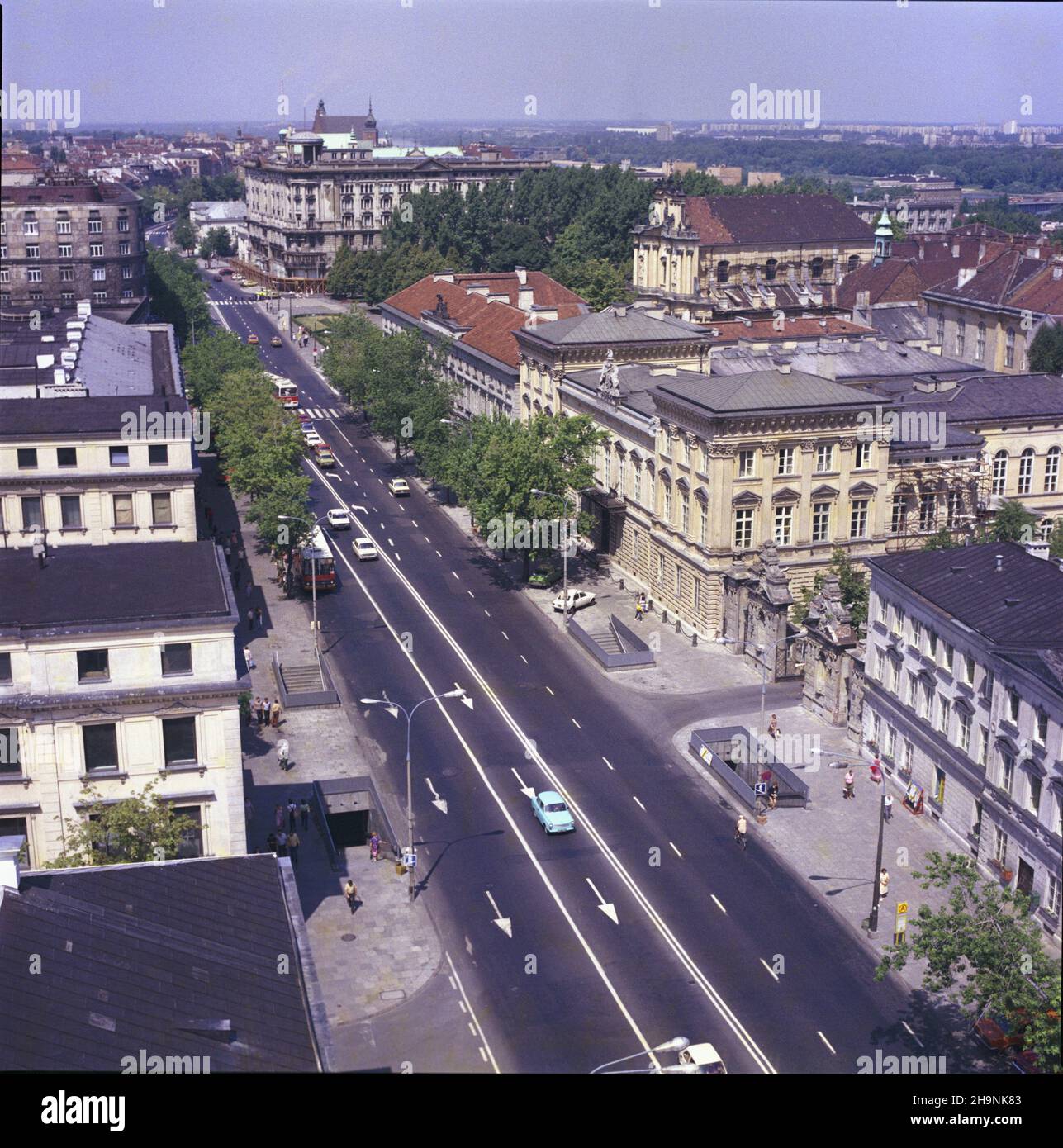 Varsovie 07,1983.Ulica Krakowskie Przedmieœcie - fragment Traktu Królewskiego.Po prawej stronie widoczne budynki i brama Uniwersyteu Warszawskiego, pa³ac Uruskich i pa³ac Tyszkiewiczów, koœció³ ss Wizytek, Hotel Bristol. wb PAP/Jan Morek Dok³adny dzieñ wydarzenia nieustalony.Varsovie, juillet 1983.Rue Krakowskie Przedmiescie - un fragment de la route royale.Sur les bâtiments de droite et la porte de l'Université de Varsovie, les palais Uruski et Tyszkiewicz, l'église des Nuns de la Visitation, l'hôtel Bristol. wb PAP/Jan Morek jour d'événement inconnu Banque D'Images
