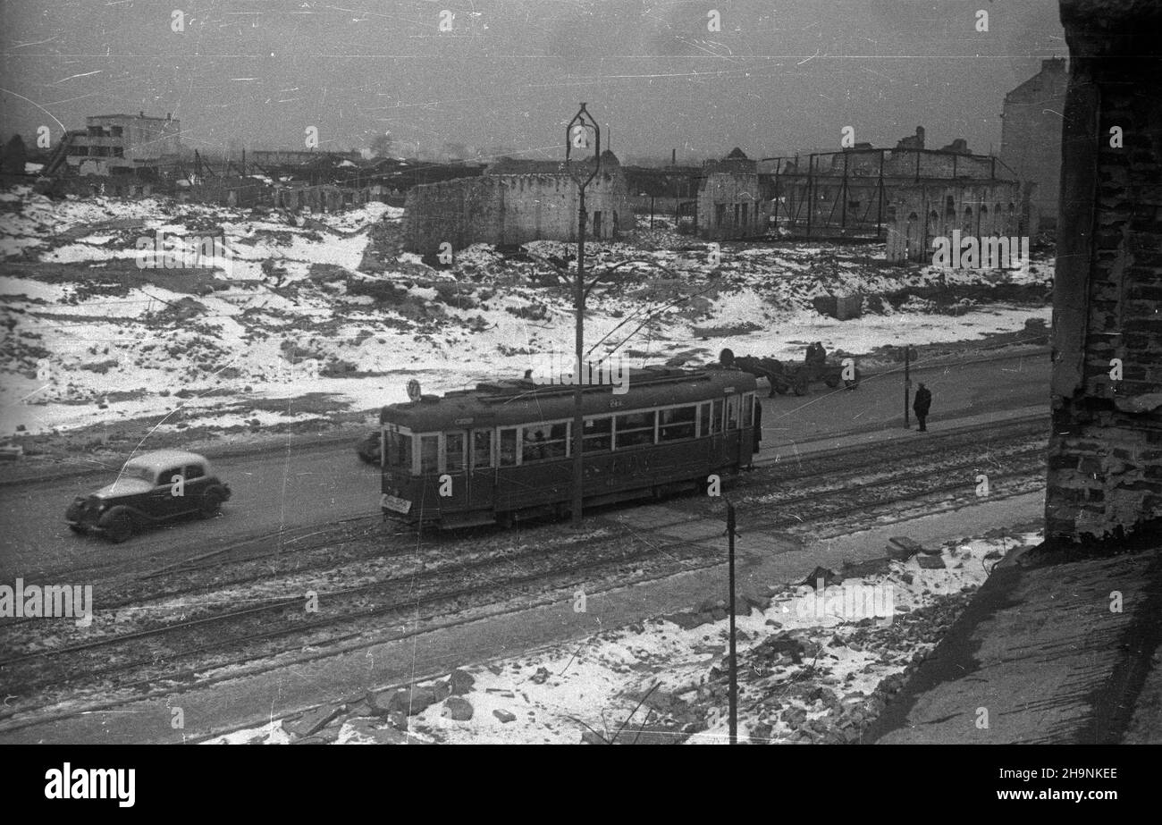 Varsovie, 1948-12.W grudniu ukoñczono uk³adanie torowiska i bruku na ul.Marcelego Nowotki, umo¿liwi³o à uruchomienie komunikacji tramwajowej ³¹cz¹cej ¯oliborz ze Œródmieœciem stolicy.tramwaj linii 27 (przystanki krañcowe: Potocka i Leszno). uu PAP Dok³adny dzieñ wydarzenia nieustalony.Varsovie, décembre 1948.Des voies de tramway ont été mises en place et une route a été pavée sur la rue Marcelego Nowotki, ce qui a permis de commencer une ligne de tramway reliant le quartier de Zoliborz au centre-ville en décembre.Photo : tramway n° 27 (terminus : rues Potocka et Leszno). uu PAP Banque D'Images