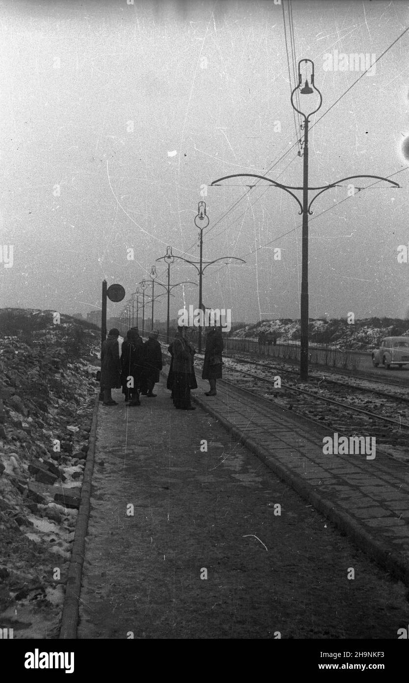 Varsovie, 1948-12.W grudniu ukoñczono uk³adanie torowiska i bruku na ul.Marcelego Nowotki, umo¿liwi³o à uruchomienie komunikacji tramwajowej ³¹cz¹cej ¯oliborz ze Œródmieœciem stolicy.NZ. Przystanek tramwajowy. uu PAP Dok³adny dzieñ wydarzenia nieustalony.Varsovie, décembre 1948.Des voies de tramway ont été mises en place et une route a été pavée sur la rue Marcelego Nowotki, ce qui a permis de commencer une ligne de tramway reliant le quartier de Zoliborz au centre-ville en décembre.Photo : un arrêt de tramway. uu PAP Banque D'Images