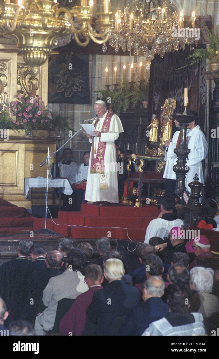 Cracovie 22.06.1983.II pielgrzymka do Polski papie¿a Jana Paw³a IINZ.Ojciec Œwiêty wyg³asza przemówienie na zakoñczenie Synodu Prowincjalnego metropolii krakowskiej W bazylice archikatedralnej pw.œw. œwStanis³awa i Wac³awa. wb PAP/Jerzy OchoñskiCracovie 22 juin 1983.Le deuxième pèlerinage du Pape Jean-Paul II en Pologne.Photo : le Saint-Père délivrant une adresse à la fin du Conseil provincial de Cracovie Metropolis dans la basilique Saint-Stanislaus et la basilique Saint-Vaclaus. wb PAP/Jerzy Ochonski Banque D'Images