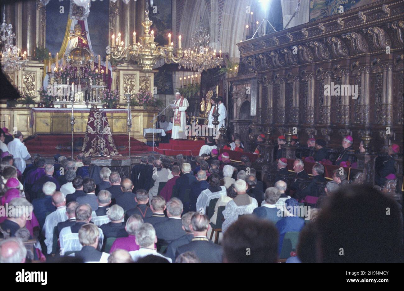 Cracovie 22.06.1983.II pielgrzymka do Polski papie¿a Jana Paw³a IINZ.Ojciec Œwiêty wyg³asza przemówienie na zakoñczenie Synodu Prowincjalnego metropolii krakowskiej W bazylice archikatedralnej pw.œw. œwStanis³awa i Wac³awa. wb PAP/Jerzy OchoñskiCracovie 22 juin 1983.Le deuxième pèlerinage du Pape Jean-Paul II en Pologne.Photo : le Saint-Père délivrant une adresse à la fin du Conseil provincial de Cracovie Metropolis dans la basilique Saint-Stanislaus et la basilique Saint-Vaclaus. wb PAP/Jerzy Ochonski Banque D'Images