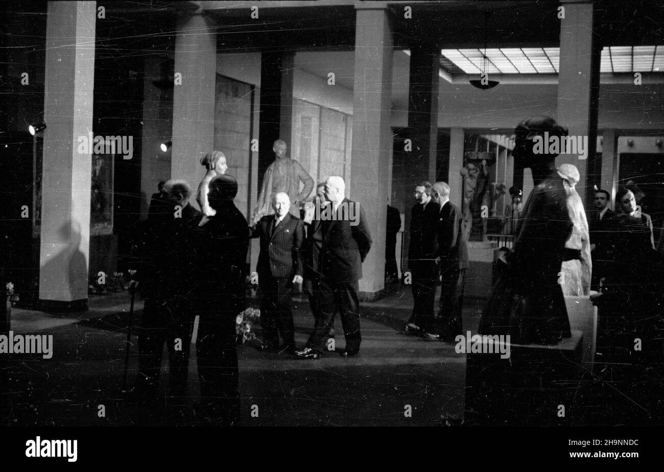 Varsovie, 1948-12-13.Otwarcie jubileuszowej (1898-1948) wystawy prac artysty rzeŸbiarza Xawerego Dunikowskiego W Muzeum Narodowym.Artysta aktem darowizny przekaza³ narodowi i Warszawie dorobek artystyczny ca³ego ¿ycia - 150 rzeŸb, 17 obrazów i kilkadziesi¹t rysunków.NZ. Jubilat oprowadza goœci po galerii. mta PAPVarsovie, le 13 décembre 1948.Inauguration de l'exposition du jubilé (1898-1948) du sculpteur Xawery Dunikowski au Musée national.L'artiste a fait don de sa réalisation artistique de toute sa vie, à savoir 150 sculptures, 17 peintures et des dizaines de dessins à la nation et à Varsovie.Pi Banque D'Images