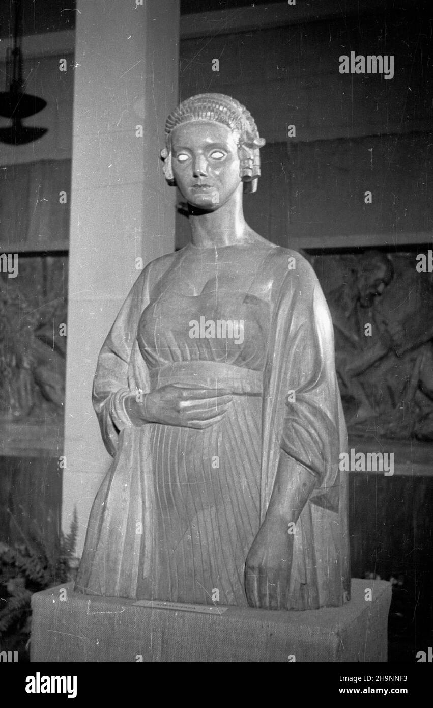 Varsovie, 1948-12-13.Otwarcie jubileuszowej (1898-1948) wystawy prac artysty rzeŸbiarza Xawerego Dunikowskiego W Muzeum Narodowym.Artysta aktem darowizny przekaza³ narodowi i Warszawie dorobek artystyczny ca³ego ¿ycia - 150 rzeŸb, 17 obrazów i kilkadziesi¹t rysunków.rzeŸba z cyklu Kobciety Brzemienne. mta PAPVarsovie, le 13 décembre 1948.Inauguration de l'exposition du jubilé (1898-1948) du sculpteur Xawery Dunikowski au Musée national.L'artiste a fait don de sa réalisation artistique de toute sa vie, à savoir 150 sculptures, 17 peintures et des dizaines de dessins à la nation et à Varsovie.Pi Banque D'Images