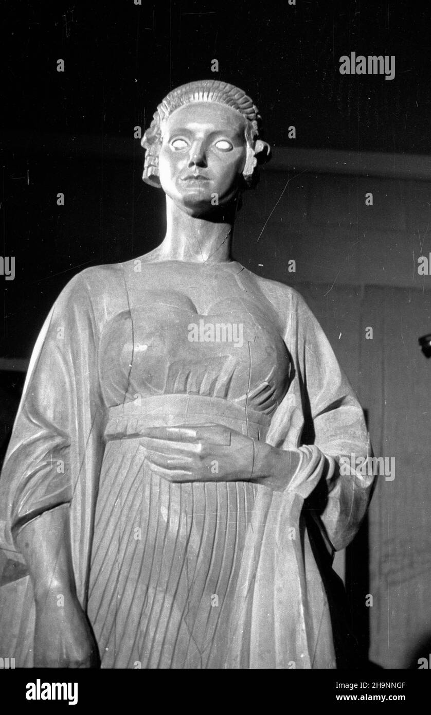 Varsovie, 1948-12-13.Otwarcie jubileuszowej (1898-1948) wystawy prac artysty rzeŸbiarza Xawerego Dunikowskiego W Muzeum Narodowym.Artysta aktem darowizny przekaza³ narodowi i Warszawie dorobek artystyczny ca³ego ¿ycia - 150 rzeŸb, 17 obrazów i kilkadziesi¹t rysunków.rzeŸba z cyklu Kobciety Brzemienne. mta PAPVarsovie, le 13 décembre 1948.Inauguration de l'exposition du jubilé (1898-1948) du sculpteur Xawery Dunikowski au Musée national.L'artiste a fait don de sa réalisation artistique de toute sa vie, à savoir 150 sculptures, 17 peintures et des dizaines de dessins à la nation et à Varsovie.Pi Banque D'Images