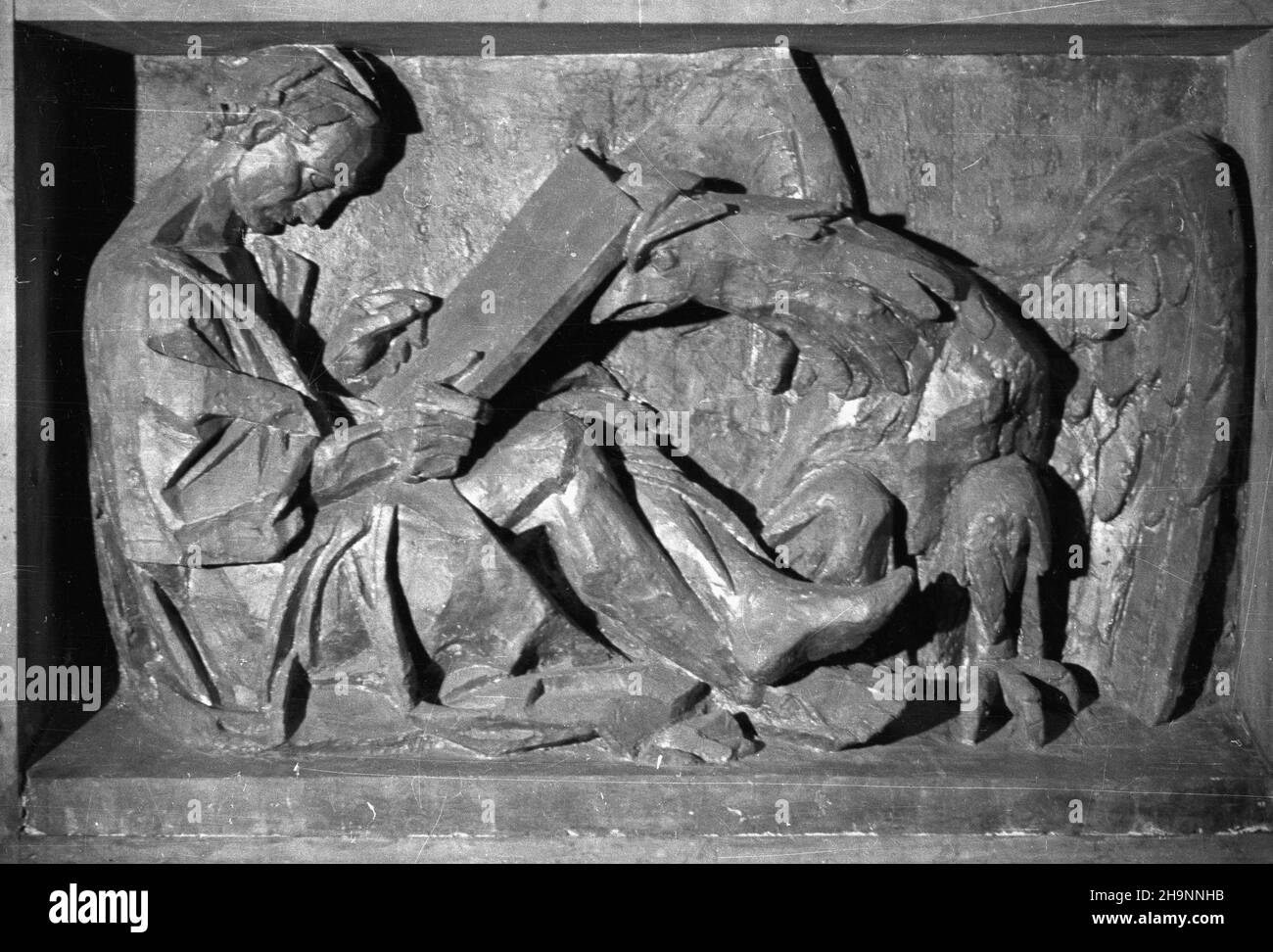 Varsovie, 1948-12-13.Otwarcie jubileuszowej (1898-1948) wystawy prac artysty rzeŸbiarza Xawerego Dunikowskiego W Muzeum Narodowym.Artysta aktem darowizny przekaza³ narodowi i Warszawie dorobek artystyczny ca³ego ¿ycia - 150 rzeŸb, 17 obrazów i kilkadziesi¹t rysunków.p³askorzeŸba NZ, œw.Jan Ewangelista. mta PAPVarsovie, le 13 décembre 1948.Inauguration de l'exposition du jubilé (1898-1948) du sculpteur Xawery Dunikowski au Musée national.L'artiste a fait don de sa réalisation artistique de toute sa vie, à savoir 150 sculptures, 17 peintures et des dizaines de dessins à la nation et à Varsovie.Pi Banque D'Images