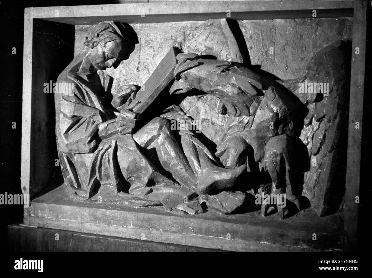 Varsovie, 1948-12-13.Otwarcie jubileuszowej (1898-1948) wystawy prac artysty rzeŸbiarza Xawerego Dunikowskiego W Muzeum Narodowym.Artysta aktem darowizny przekaza³ narodowi i Warszawie dorobek artystyczny ca³ego ¿ycia - 150 rzeŸb, 17 obrazów i kilkadziesi¹t rysunków.p³askorzeŸba NZ, œw.Jan Ewangelista. mta PAPVarsovie, le 13 décembre 1948.Inauguration de l'exposition du jubilé (1898-1948) du sculpteur Xawery Dunikowski au Musée national.L'artiste a fait don de sa réalisation artistique de toute sa vie, à savoir 150 sculptures, 17 peintures et des dizaines de dessins à la nation et à Varsovie.Pi Banque D'Images