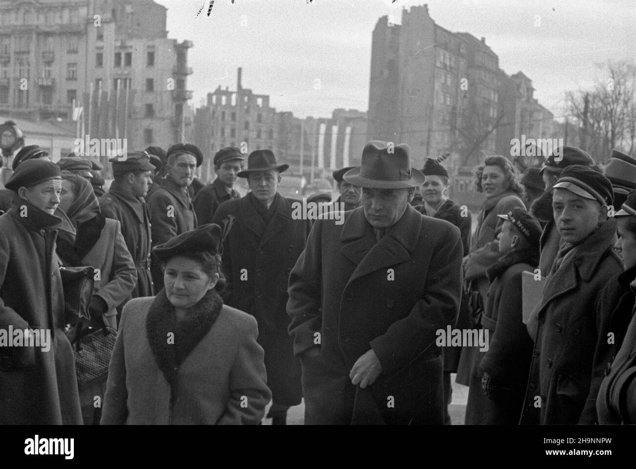 Varsovie, 1948-12-15.Kongres Zjednoczeniowy Polskiej Partii Robotniczej (PPR) i Polskiej Partii Socjalistycznej (PPS) obradowa³ 15-21 grudnia, W auli Gmachu G³ównego Politechniki Warszawskiej.Powsta³a Polska Zjednoczona Partia Robotnicza (PZPR).NZ. Przed wejœciem do gmachu. mw PAPVarsovie, le 15 décembre 1948.Le Congrès de l'unification du Parti ouvrier polonais (PPR) et du Parti socialiste polonais (PPS) ont tenu des débats au bâtiment principal de l'Université technique de Varsovie les 15 et 21 décembre.Le Parti des travailleurs Unis polonais (PZPR) a été formé.Photo : devant le bâtiment. mw PAP Banque D'Images