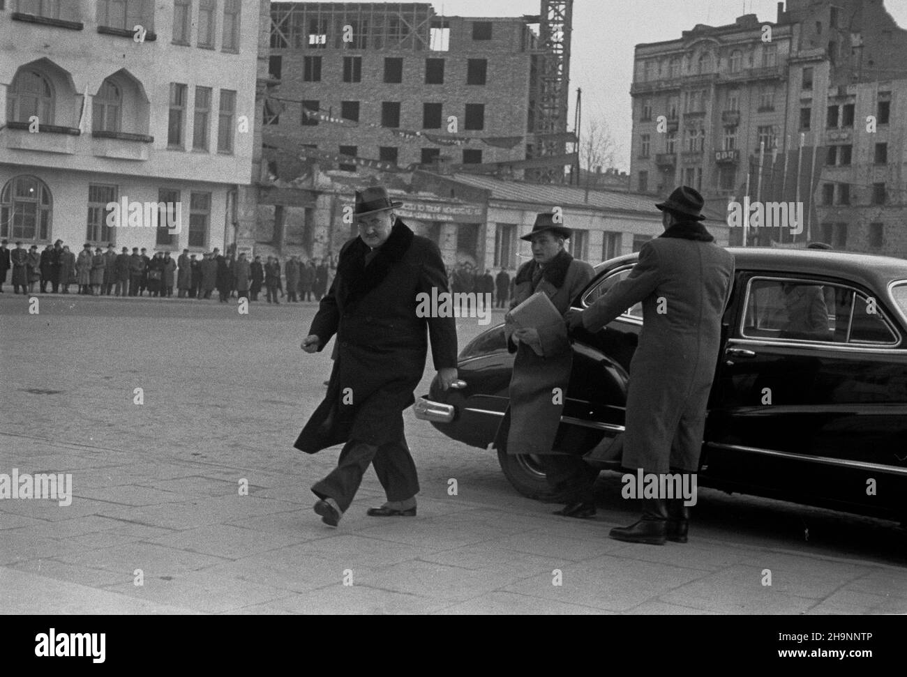 Varsovie, 1948-12-15.Kongres Zjednoczeniowy Polskiej Partii Robotniczej (PPR) i Polskiej Partii Socjalistycznej (PPS) obradowa³ 15-21 grudnia, W auli Gmachu G³ównego Politechniki Warszawskiej.Powsta³a Polska Zjednoczona Partia Robotnicza (PZPR).NZ. Przyjazd na obrady ministra przemys³u i handlu Hilarego Minca (L).W tle warszawiacy stoj¹cy wzd³u¿ ul.mångångångångångångårVarsovie, le 15 décembre 1948.Le Congrès de l'unification du Parti ouvrier polonais (PPR) et du Parti socialiste polonais (PPS) ont tenu des débats au bâtiment principal de l'Université technique de Varsovie les 15 et 21 décembre.L'unité polonaise Banque D'Images