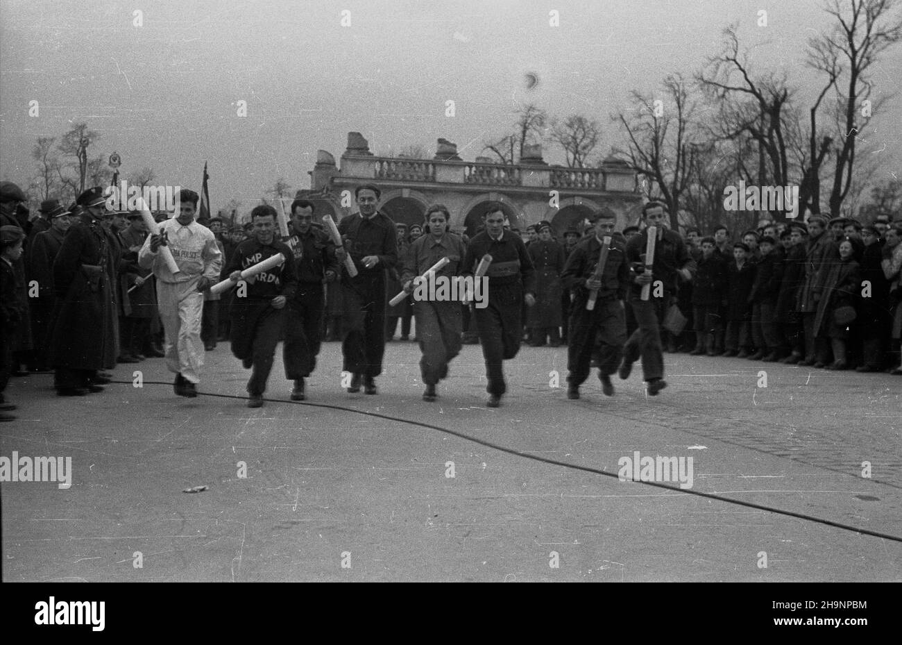 Varsovie, 1948-12-15.Okolicznoœciowa sztafta m³odzie¿y z okazji i Zjazdu Polskiej Zjednoczonej Partii Robotniczej (PZPR).NZ. Uczestnicy biegu na placu Zwyciêstwa. ka PAPVarsovie, le 15 décembre 1948.Un relais jeunesse marquant le Congrès de 1st du Parti ouvrier unifié polonais (PZPR).Photo : participants au relais sur la place Zwyciestwa. ka PAP Banque D'Images