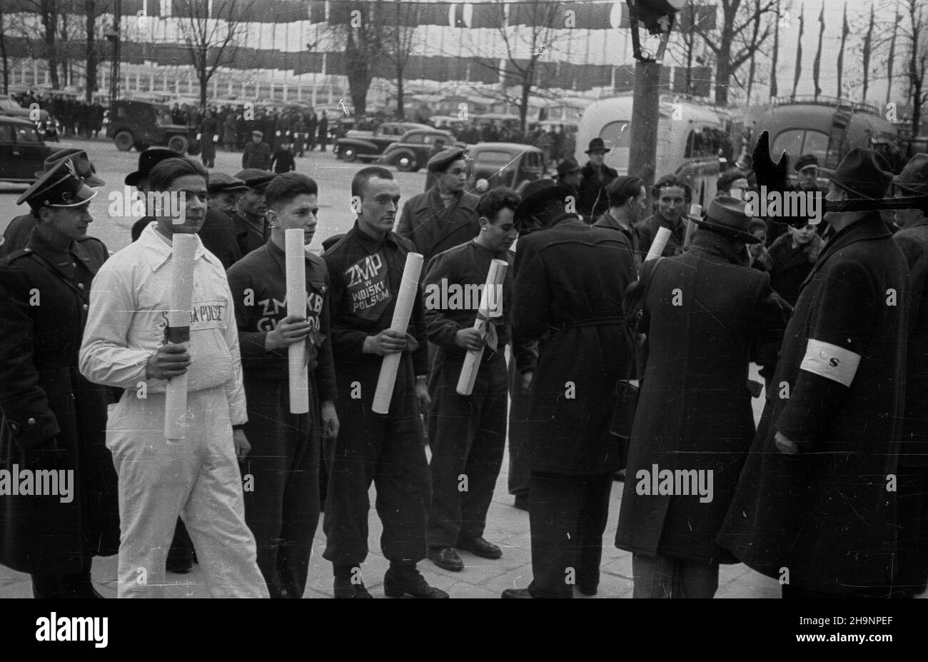 Varsovie, 1948-12-15.Okolicznoœciowa sztafta m³odzie¿y z okazji i Zjazdu Polskiej Zjednoczonej Partii Robotniczej (PZPR).m.in. od lewej: Pierwszy przodownik pracy Powszechnej Organizacji S³u¿ba Polsce (700 proc. Normy) Bronis³aw Bujak, najlepszy uczeñ korpusu kadetów Korpusu Bezpieczeñstwa Wewnêtrznego (W Mazostbej, Szko³y Podowiskoszina Koz³owski, Kamikoszkiej, Kamikoszkiej, Kamikoszkiej, Kamikoszkiej, Kamikoszkiej, Krystwa Pökoszkiej, Krystwa, Krystwa Pöckiej, Krystwa Pöckiej, Krystwa PöckiVarsovie, le 15 décembre 1948.Relais jeunesse marquant le Congrès de l'unité polonaise de 1st Banque D'Images