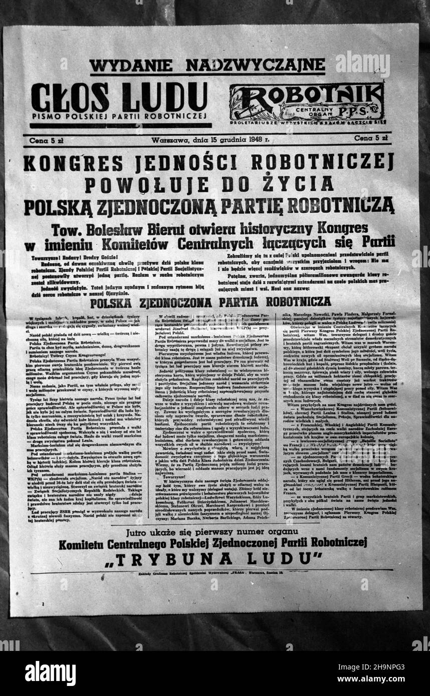 Varsovie, 1948-12-15.II dnia Kongresu Zjednoczeniowego Polskiej Partii Ropotniczej (PPR) i Polskiej Partii Socjalistycznej (PPS) ukaza³ siê pierwszy numer Trybuny Ludu, oficjalnego organu Polskiej Zjedzotonów (PPS) Robdański Zniej, KC Robdašnzzotzzotzniej, Pkzniej, Pkzniej, Pkzniej, Pfra, Pkzoszoszoszniej, Pfra, Pfra, Pfra G³osNZ. Wydanie nadzyczajne po³¹czonych dzienników: G³os Ludu i Robotnik. ka PAP/Stanis³aw D¹browiecki Varsovie, 16 décembre 1948.Le 2nd jour du Congrès d'unification du Parti ouvrier polonais (PPR) et du Parti socialiste polonais (PPS), le numéro de 1st de Trybuna Ludu, polonais Banque D'Images