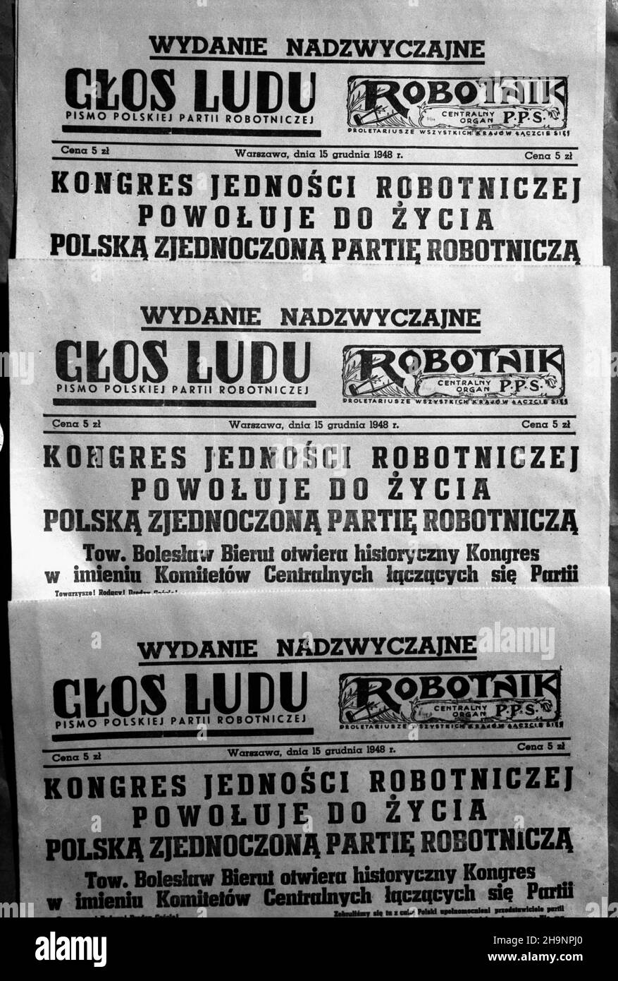 Varsovie, 1948-12-15.II dnia Kongresu Zjednoczeniowego Polskiej Partii Ropotniczej (PPR) i Polskiej Partii Socjalistycznej (PPS) ukaza³ siê pierwszy numer Trybuny Ludu, oficjalnego organu Polskiej Zjedzotonów (PPS) Robdański Zniej, KC Robdašnzzotzzotzniej, Pkzniej, Pkzniej, Pkzniej, Pfra, Pkzoszoszoszniej, Pfra, Pfra, Pfra G³osNZ. Wydanie nadzyczajne po³¹czonych dzienników: G³os Ludu i Robotnik. ka PAP/Stanis³aw D¹browiecki Varsovie, 16 décembre 1948.Le 2nd jour du Congrès d'unification du Parti ouvrier polonais (PPR) et du Parti socialiste polonais (PPS), le numéro de 1st de Trybuna Ludu, polonais Banque D'Images