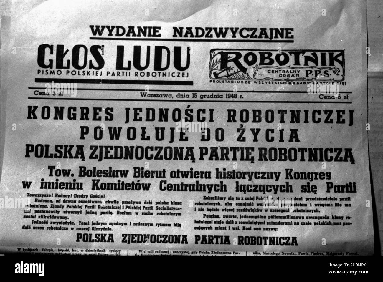 Varsovie, 1948-12-15.II dnia Kongresu Zjednoczeniowego Polskiej Partii Ropotniczej (PPR) i Polskiej Partii Socjalistycznej (PPS) ukaza³ siê pierwszy numer Trybuny Ludu, oficjalnego organu Polskiej Zjedzotonów (PPS) Robdański Zniej, KC Robdašnzzotzzotzniej, Pkzniej, Pkzniej, Pkzniej, Pfra, Pkzoszoszoszniej, Pfra, Pfra, Pfra G³osNZ. Wydanie nadzyczajne po³¹czonych dzienników: G³os Ludu i Robotnik. ka PAP/Stanis³aw D¹browiecki Varsovie, 16 décembre 1948.Le 2nd jour du Congrès d'unification du Parti ouvrier polonais (PPR) et du Parti socialiste polonais (PPS), le numéro de 1st de Trybuna Ludu, polonais Banque D'Images