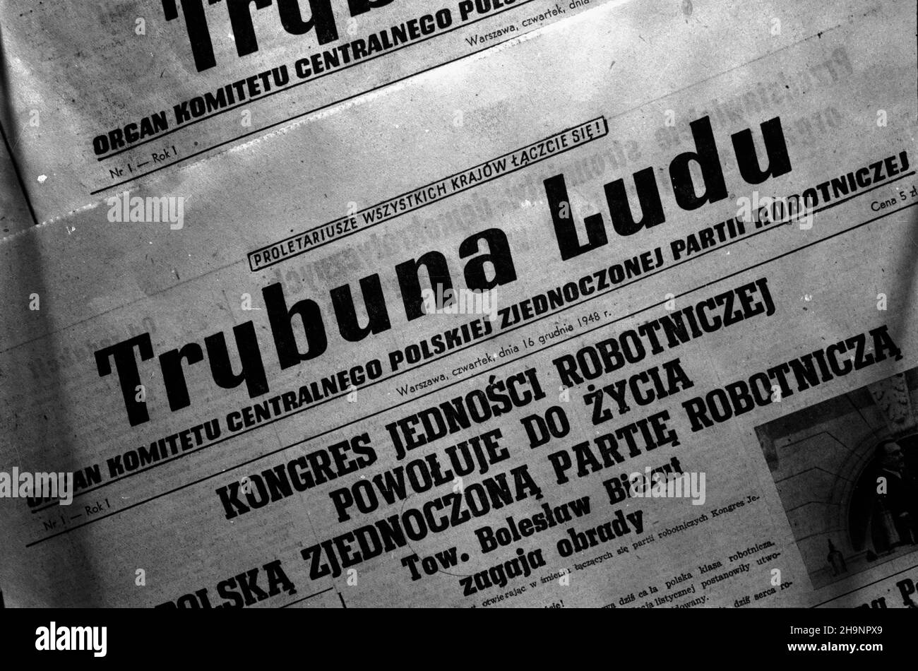 Varsovie, 1948-12-16.Drugiego dnia Kongresu Zjednoczeniowego Polskiej Partii Robotniczej (PPR) i Polskiej Partii Socjalistycznej (PPS) ukaza³ siê pierwszy numer Trybuny Ludu, oficjalnego organu Polskiej Zjedziej (PPS) Robzotzniej du Robniej, G³os KC - Pzoszoszoszotzniej, Pkzoszoszoszisj, Pfzoszoszoszoszoszisj, Pkzisykzniej, PkzisykzisRedaktorem naczelnym gazety zosta³ Leon Kasman. ka PAP/Stanis³aw D¹browiecki Varsovie, 16 décembre 1948.Le 2nd jour du Congrès d'unification du Parti ouvrier polonais (PPR) et du Parti socialiste polonais (PPS), le numéro de 1st de Trybuna Ludu, travailleur polonais Uni P Banque D'Images