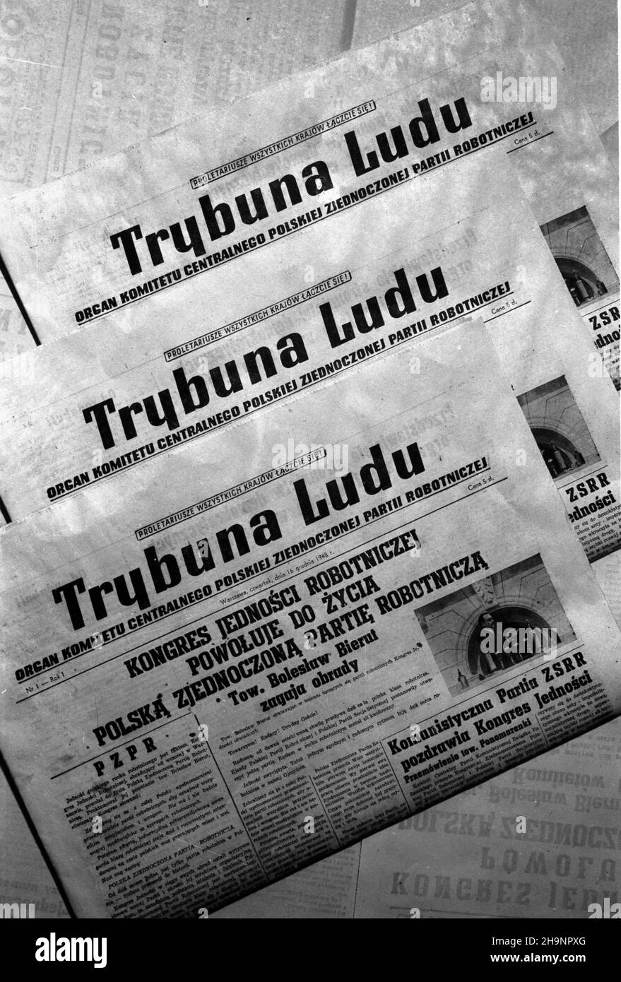 Varsovie, 1948-12-16.Drugiego dnia Kongresu Zjednoczeniowego Polskiej Partii Robotniczej (PPR) i Polskiej Partii Socjalistycznej (PPS) ukaza³ siê pierwszy numer Trybuny Ludu, oficjalnego organu Polskiej Zjedziej (PPS) Robzotzniej du Robniej, G³os KC - Pzoszoszoszotzniej, Pkzoszoszoszisj, Pfzoszoszoszoszoszisj, Pkzisykzniej, PkzisykzisRedaktorem naczelnym gazety zosta³ Leon Kasman. ka PAP/Stanis³aw D¹browiecki Varsovie, 16 décembre 1948.Le 2nd jour du Congrès d'unification du Parti ouvrier polonais (PPR) et du Parti socialiste polonais (PPS), le numéro de 1st de Trybuna Ludu, travailleur polonais Uni P Banque D'Images