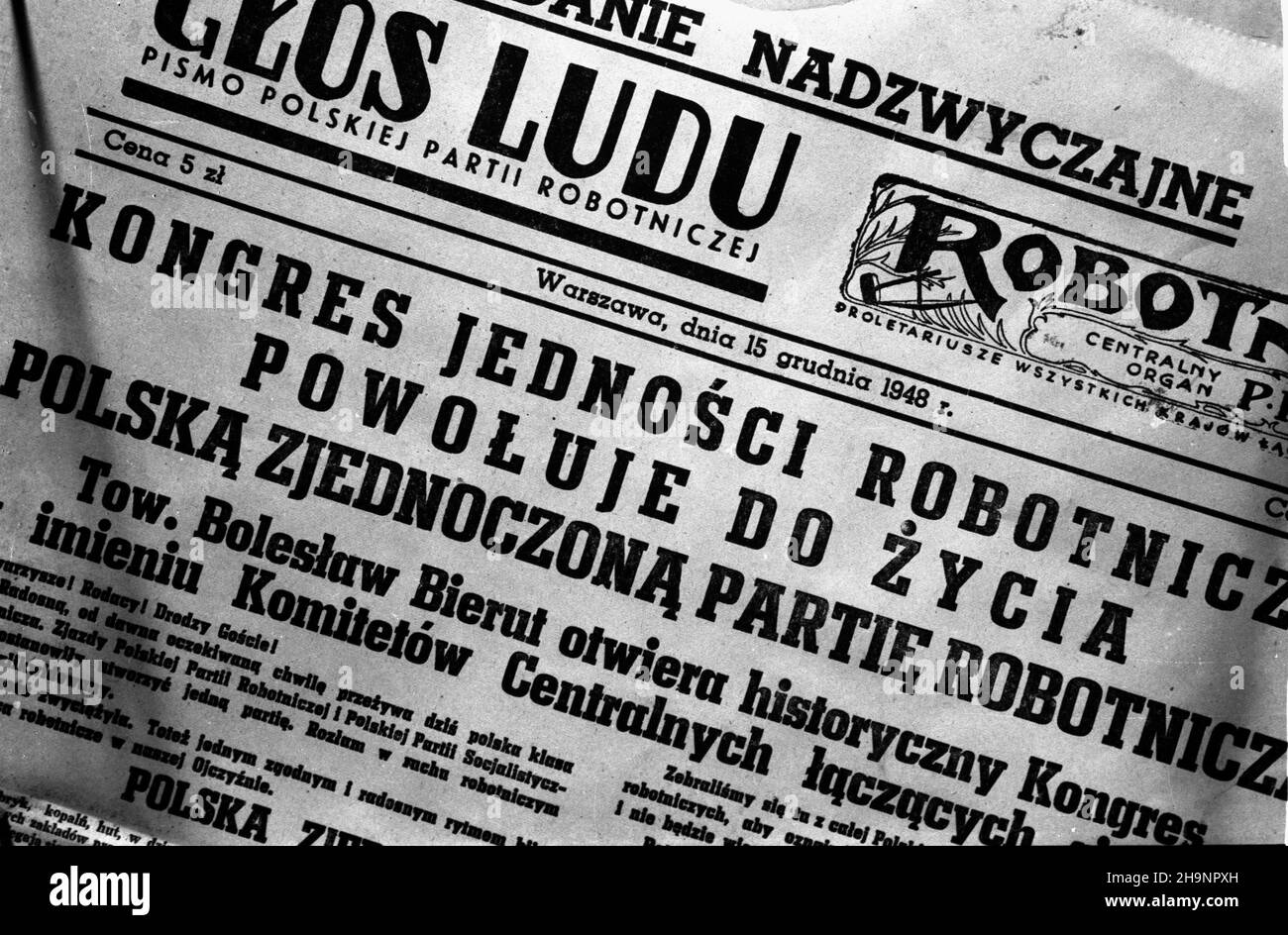 Varsovie, 1948-12-16.II dnia Kongresu Zjednoczeniowego Polskiej Partii Ropotniczej (PPR) i Polskiej Partii Socjalistycznej (PPS) ukaza³ siê pierwszy numer Trybuny Ludu, oficjalnego organu Polskiej Zjedzotonów (PPS) Robdański Zniej, KC Robdašnzzotzzotzniej, Pkzniej, Pkzniej, Pkzniej, Pfra, Pkzoszoszoszniej, Pfra, Pfra, Pfra G³osNZ. Wydanie nadzyczajne po³¹czonych dzienników: G³os Ludu i Robotnik. ka PAP/Stanis³aw D¹browiecki Varsovie, 16 décembre 1948.Le 2nd jour du Congrès d'unification du Parti ouvrier polonais (PPR) et du Parti socialiste polonais (PPS), le numéro de 1st de Trybuna Ludu, polonais Banque D'Images