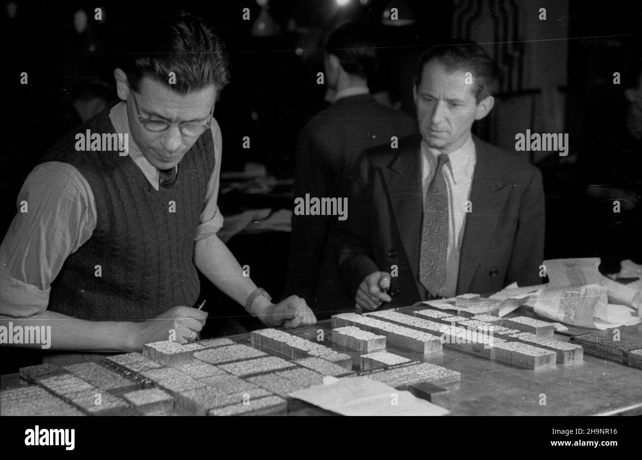 Varsovie, 1948-12-16.II dnia Kongresu Zjednoczeniowego Polskiej Partii Ropotniczej (PPR) i Polskiej Partii Socjalistycznej (PPS) ukaza³ siê pierwszy numer Trybuny Ludu, oficjalnego organu Polskiej Zjedzotonów (PPS) Robdański Zniej, KC Robdašnzzotzzotzniej, Pkzniej, Pkzniej, Pkzniej, Pfra, Pkzoszoszoszniej, Pfra, Pfra, Pfra G³osRedaktorem naczelnym gazety zosta³ Leon Kasman.NZ. Kierownik techniczny stenwdza u³o¿One szpalty. ka PAP/Stanis³aw D¹browiecki Varsovie, 16 décembre 1948.Le 2nd jour du Congrès d'unification du Parti ouvrier polonais (PPR) et du Parti socialiste polonais (PPS) le 1st Banque D'Images