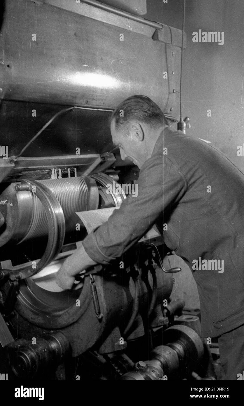 Varsovie, 1948-12-16.II dnia Kongresu Zjednoczeniowego Polskiej Partii Ropotniczej (PPR) i Polskiej Partii Socjalistycznej (PPS) ukaza³ siê pierwszy numer Trybuny Ludu, oficjalnego organu Polskiej Zjedzotonów (PPS) Robdański Zniej, KC Robdašnzzotzzotzniej, Pkzniej, Pkzniej, Pkzniej, Pfra, Pkzoszoszoszniej, Pfra, Pfra, Pfra G³osRedaktorem naczelnym gazety zosta³ Leon Kasman.NZ. Maszyna rotacyjna. ka PAP/Stanis³aw D¹browiecki Varsovie, 16 décembre 1948.Le 2nd jour du Congrès d'unification du Parti ouvrier polonais (PPR) et du Parti socialiste polonais (PPS), le numéro 1st de Trybuna Ludu, Polis Banque D'Images