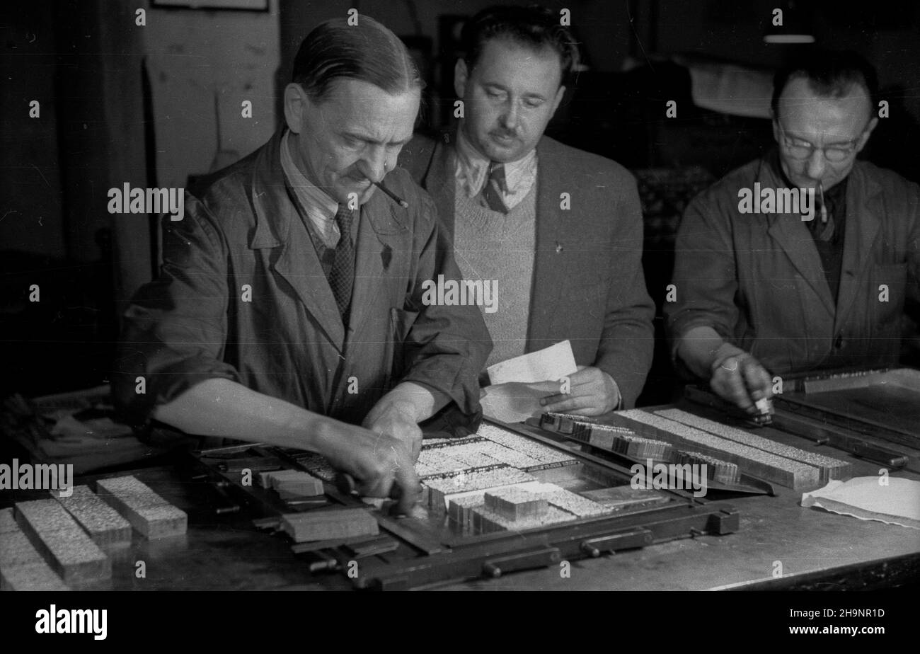 Varsovie, 1948-12-16.II dnia Kongresu Zjednoczeniowego Polskiej Partii Ropotniczej (PPR) i Polskiej Partii Socjalistycznej (PPS) ukaza³ siê pierwszy numer Trybuny Ludu, oficjalnego organu Polskiej Zjedzotonów (PPS) Robdański Zniej, KC Robdašnzzotzzotzniej, Pkzniej, Pkzniej, Pkzniej, Pfra, Pkzoszoszoszniej, Pfra, Pfra, Pfra G³osRedaktorem naczelnym gazety zosta³ Leon Kasman.NZ. Metrampa¿ ³amie szpoty i opatruje je tytu³ami. ka PAP/Stanis³aw D¹browiecki Varsovie, 16 décembre 1948.Le 2nd jour du Congrès d'unification du Parti ouvrier polonais (PPR) et du Parti socialiste polonais (PPS) le 1st Banque D'Images