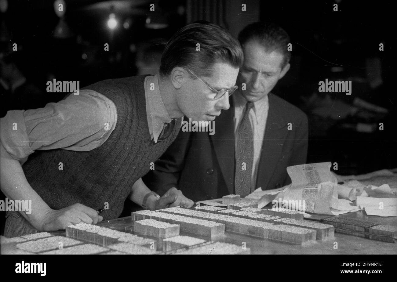 Varsovie, 1948-12-16.II dnia Kongresu Zjednoczeniowego Polskiej Partii Ropotniczej (PPR) i Polskiej Partii Socjalistycznej (PPS) ukaza³ siê pierwszy numer Trybuny Ludu, oficjalnego organu Polskiej Zjedzotonów (PPS) Robdański Zniej, KC Robdašnzzotzzotzniej, Pkzniej, Pkzniej, Pkzniej, Pfra, Pkzoszoszoszniej, Pfra, Pfra, Pfra G³osRedaktorem naczelnym gazety zosta³ Leon Kasman.NZ. Kierownik techniczny stenwdza u³o¿One szpalty. ka PAP/Stanis³aw D¹browiecki Varsovie, 16 décembre 1948.Le 2nd jour du Congrès d'unification du Parti ouvrier polonais (PPR) et du Parti socialiste polonais (PPS) le 1st Banque D'Images