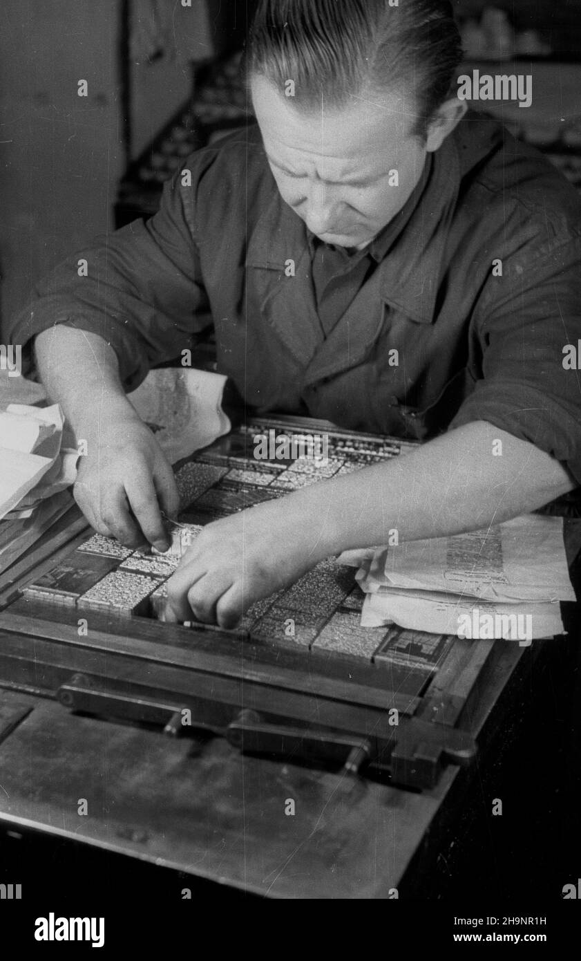 Varsovie, 1948-12-16.II dnia Kongresu Zjednoczeniowego Polskiej Partii Ropotniczej (PPR) i Polskiej Partii Socjalistycznej (PPS) ukaza³ siê pierwszy numer Trybuny Ludu, oficjalnego organu Polskiej Zjedzotonów (PPS) Robdański Zniej, KC Robdašnzzotzzotzniej, Pkzniej, Pkzniej, Pkzniej, Pfra, Pkzoszoszoszniej, Pfra, Pfra, Pfra G³osRedaktorem naczelnym gazety zosta³ Leon Kasman.NZ. Metrampa¿ ³amie szpoty i opatruje je tytu³ami. ka PAP/Stanis³aw D¹browiecki Varsovie, 16 décembre 1948.Le 2nd jour du Congrès d'unification du Parti ouvrier polonais (PPR) et du Parti socialiste polonais (PPS) le 1st Banque D'Images