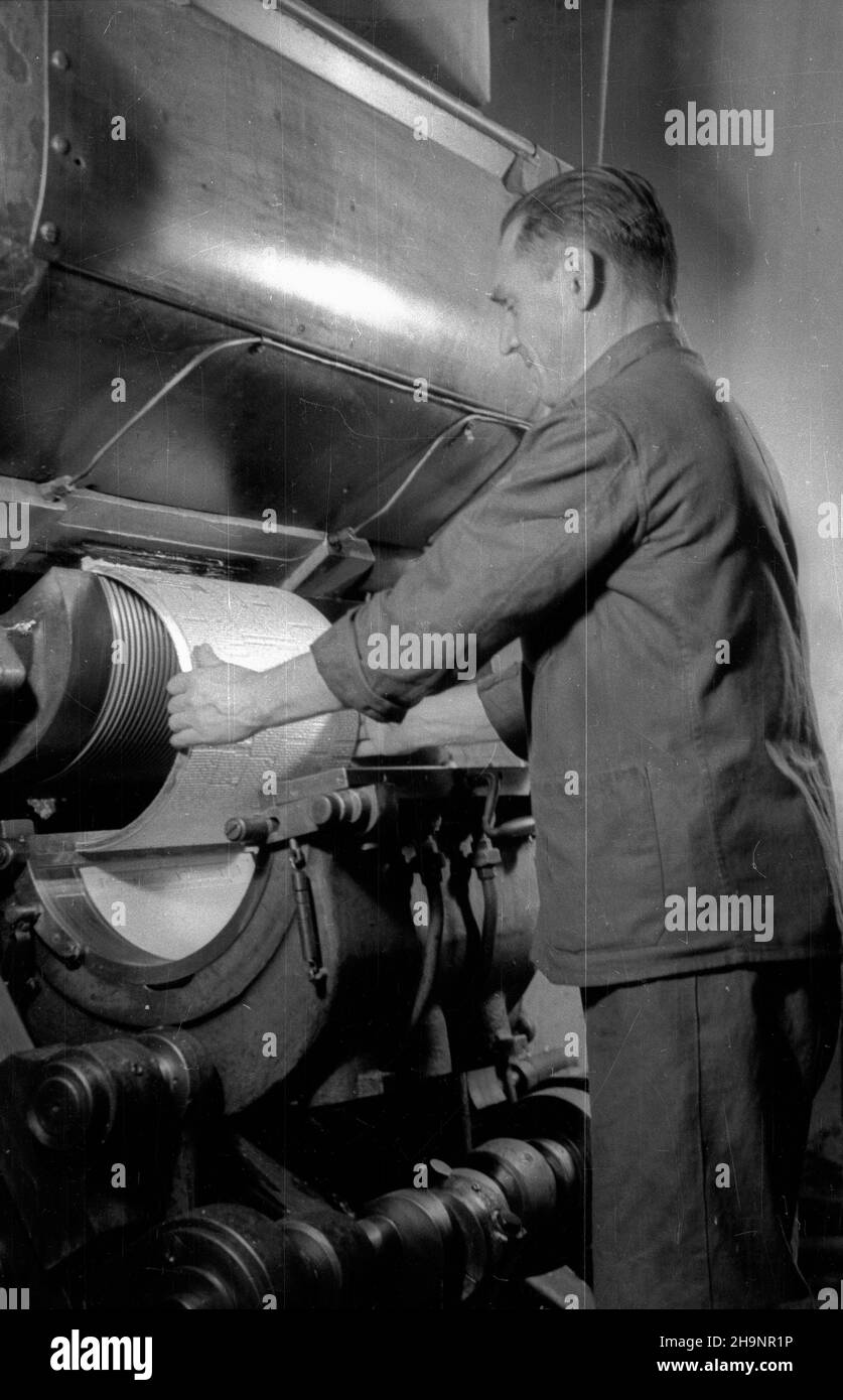 Varsovie, 1948-12-16.II dnia Kongresu Zjednoczeniowego Polskiej Partii Ropotniczej (PPR) i Polskiej Partii Socjalistycznej (PPS) ukaza³ siê pierwszy numer Trybuny Ludu, oficjalnego organu Polskiej Zjedzotonów (PPS) Robdański Zniej, KC Robdašnzzotzzotzniej, Pkzniej, Pkzniej, Pkzniej, Pfra, Pkzoszoszoszniej, Pfra, Pfra, Pfra G³osRedaktorem naczelnym gazety zosta³ Leon Kasman.NZ. Maszyna rotacyjna. ka PAP Varsovie, 16 décembre 1948.Le 2nd jour du Congrès d'unification du Parti ouvrier polonais (PPR) et du Parti socialiste polonais (PPS), le numéro de 1st de Trybuna Ludu, Parti ouvrier unifié polonais Banque D'Images