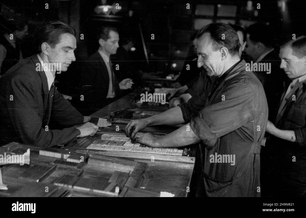 Varsovie, 1948-12-16.II dnia Kongresu Zjednoczeniowego Polskiej Partii Ropotniczej (PPR) i Polskiej Partii Socjalistycznej (PPS) ukaza³ siê pierwszy numer Trybuny Ludu, oficjalnego organu Polskiej Zjedzotonów (PPS) Robdański Zniej, KC Robdašnzzotzzotzniej, Pkzniej, Pkzniej, Pkzniej, Pfra, Pkzoszoszoszniej, Pfra, Pfra, Pfra G³osRedaktorem naczelnym gazety zosta³ Leon Kasman.NZ. Metrampa¿ ³amie szpoty i opatruje je tytu³ami. ka PAP/Stanis³aw D¹browiecki Varsovie, 16 décembre 1948.Le 2nd jour du Congrès d'unification du Parti ouvrier polonais (PPR) et du Parti socialiste polonais (PPS) le 1st Banque D'Images